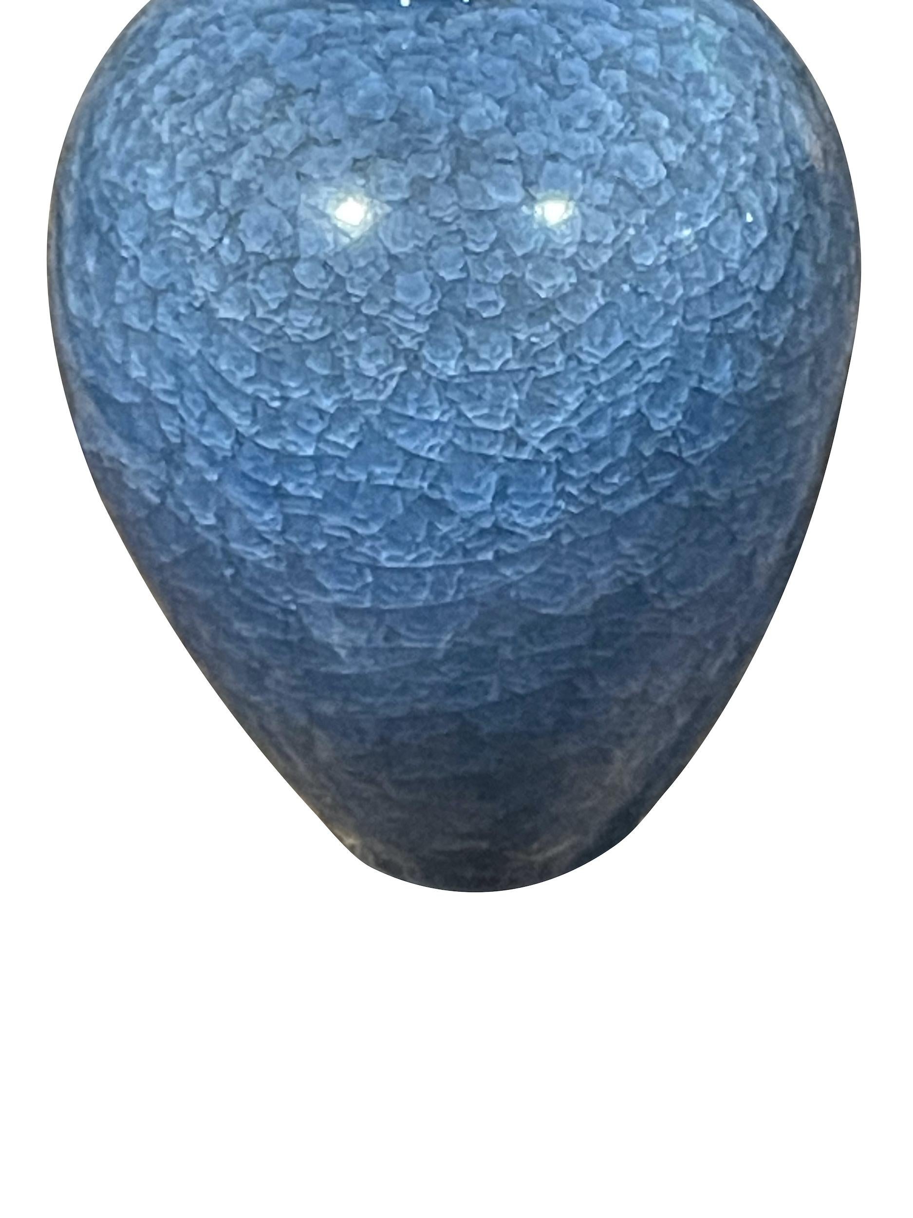 Vaso cinese contemporaneo di colore blu reale con smalto crepla.
Fa parte di un'ampia collezione di varie forme e dimensioni.
Forma a sfera con piccola apertura per il beccuccio.