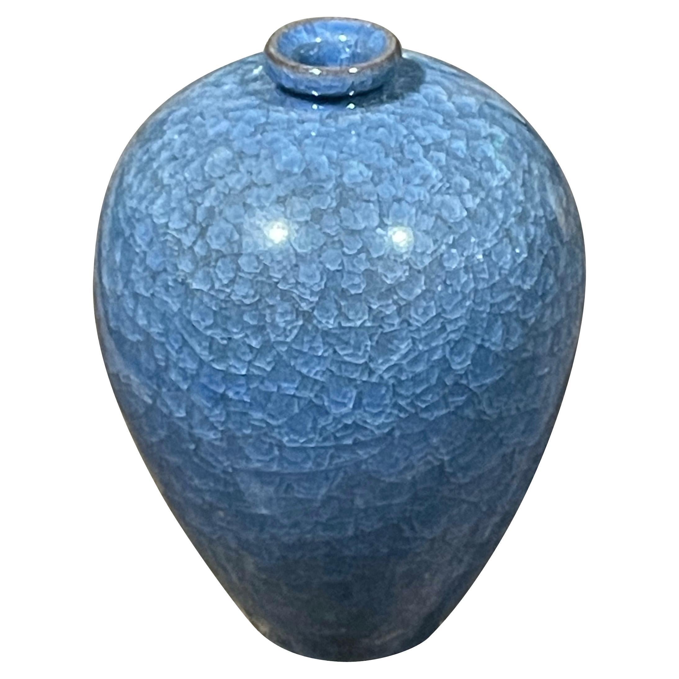 Vaso a forma di sfera con smaltatura a crepe blu reale, Cina, Contemporaneo
