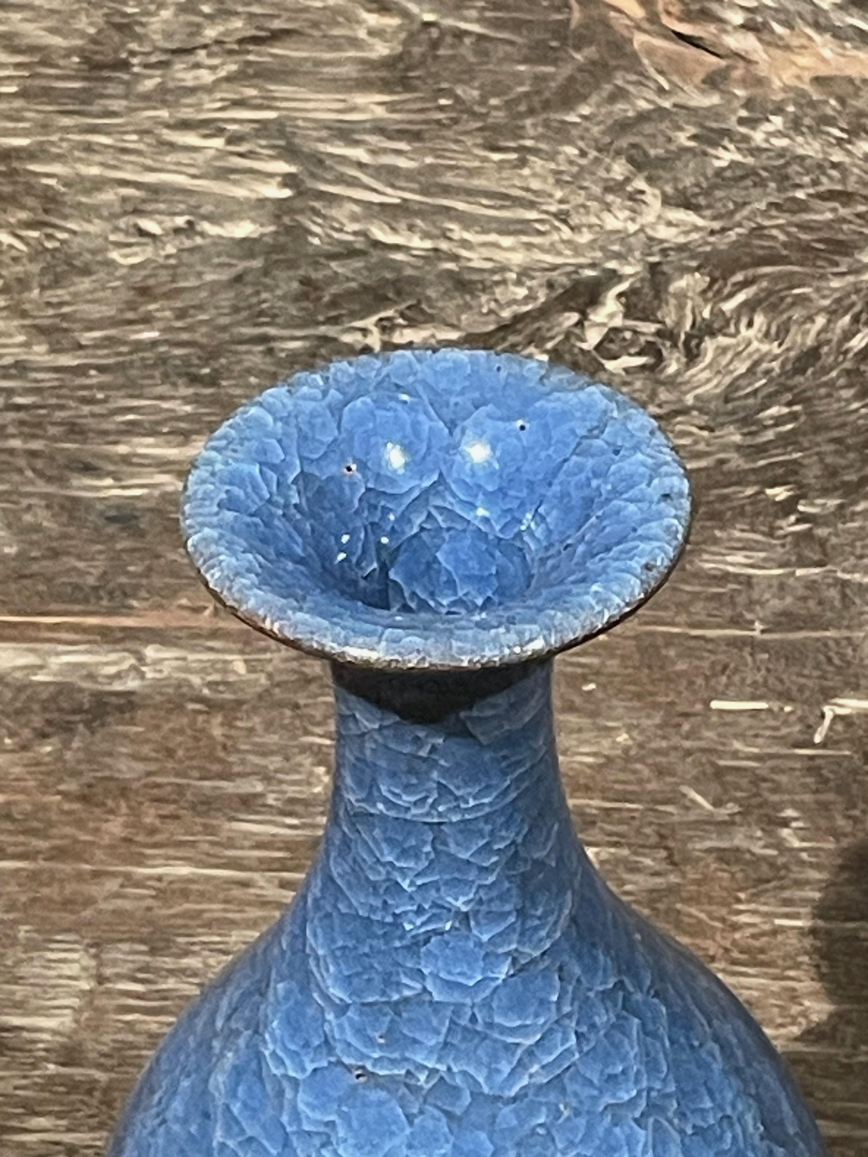 Vaso a forma di tulipano con smaltatura a crepe blu reale, Cina, Contemporaneo In condizioni Nuovo in vendita a New York, NY
