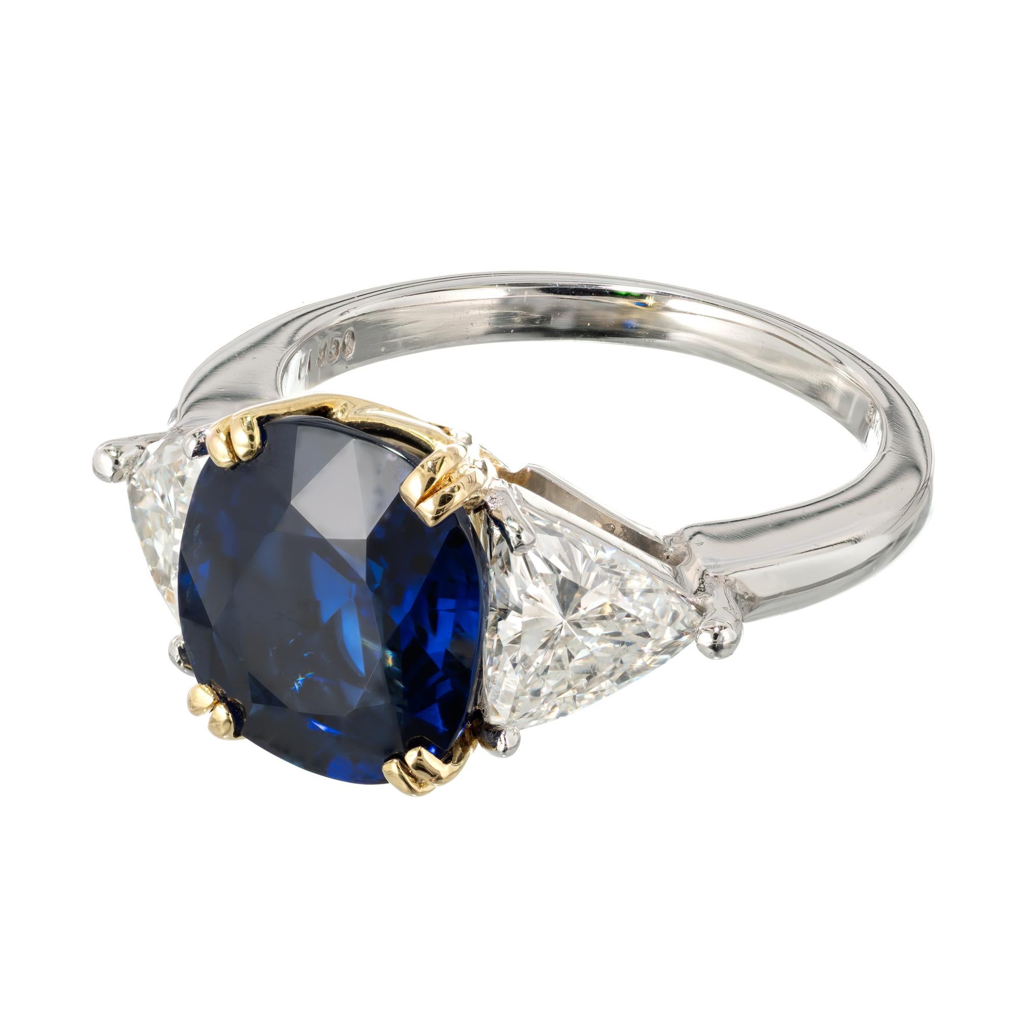 Bague de fiançailles en or et platine avec saphir bleu royal taille coussin et diamants en vente 1