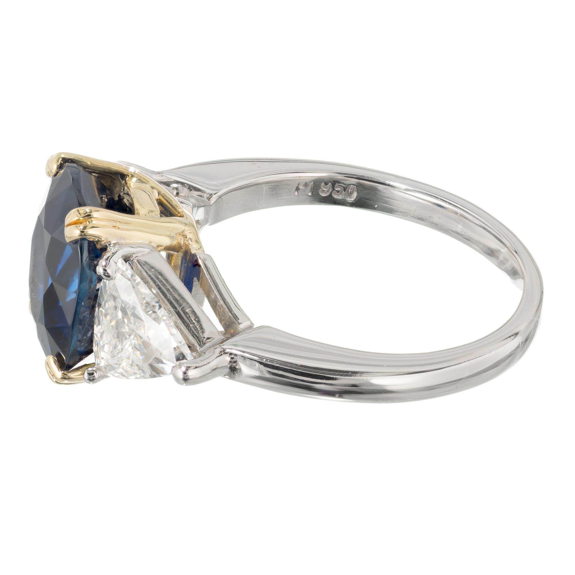 Bague de fiançailles en or et platine avec saphir bleu royal taille coussin et diamants en vente 2