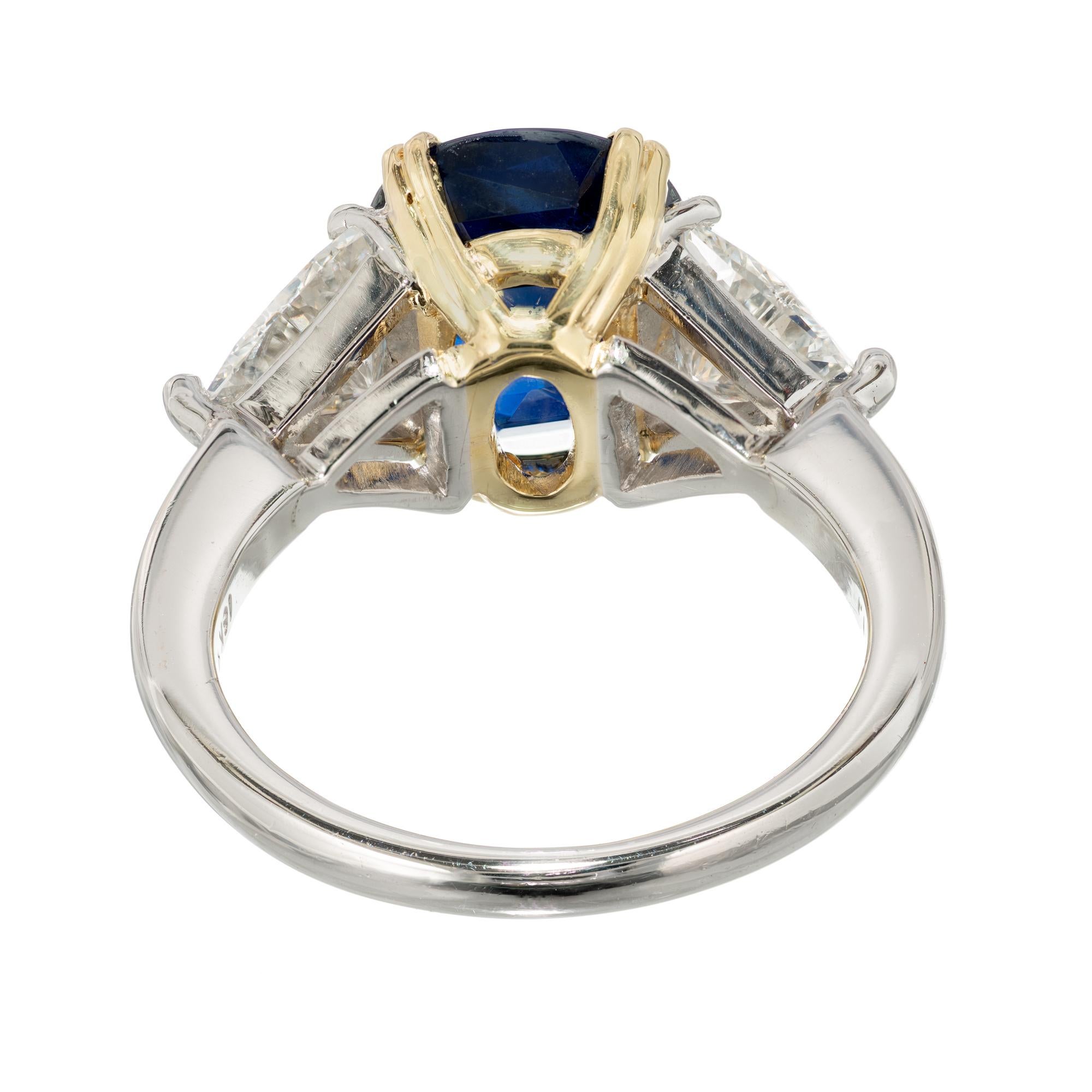 Bague de fiançailles en or et platine avec saphir bleu royal taille coussin et diamants en vente 3