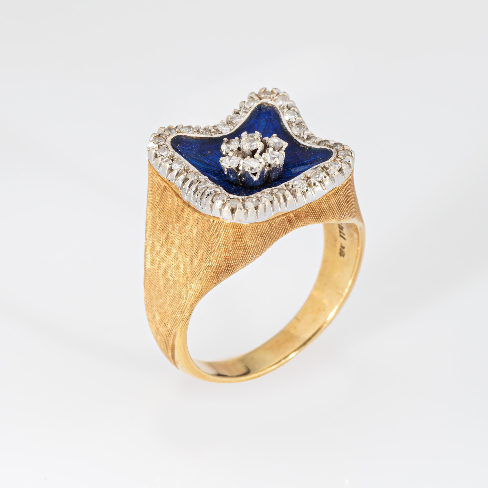 Anello vintage con smalto blu e diamanti a cupola (circa anni '60-'70) finemente dettagliato, realizzato in oro giallo 18 carati. 

35 diamanti a taglio singolo per un totale stimato di 0,17 carati (colore H+I e purezza VS2-SI2). Lo smalto è in
