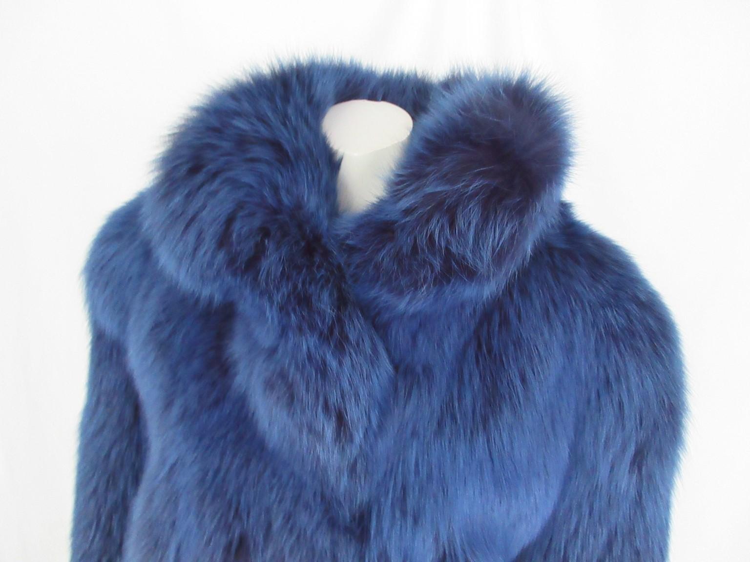 Beautiful blue dyed fox fur coat, rare to find

We offer more exclusive fur items, view our frontstore

Details:
Soft fox fur
2 pockets and 3 closing hooks.
Can be worn by men or women.

Pristine condition 
Size is about medium to large , see