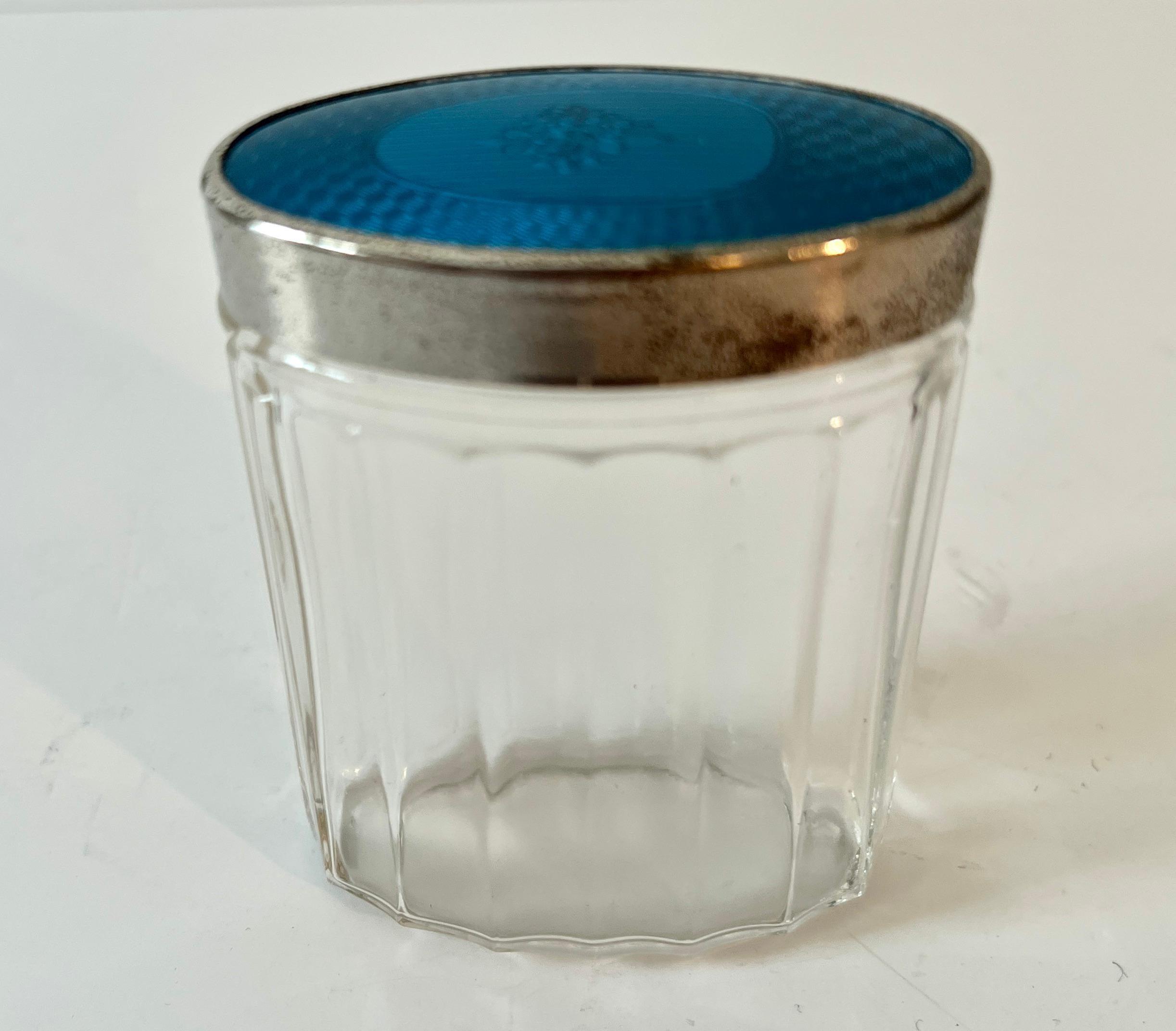 Un ensemble de deux jarres en guilloché avec un couvercle bleu royal brillant sur les deux.

La paire est stupéfiante et dans le style d'une paire très proche de Tiffany.
Un complément idéal au meuble de toilette, à la coiffeuse ou au placard.  Le