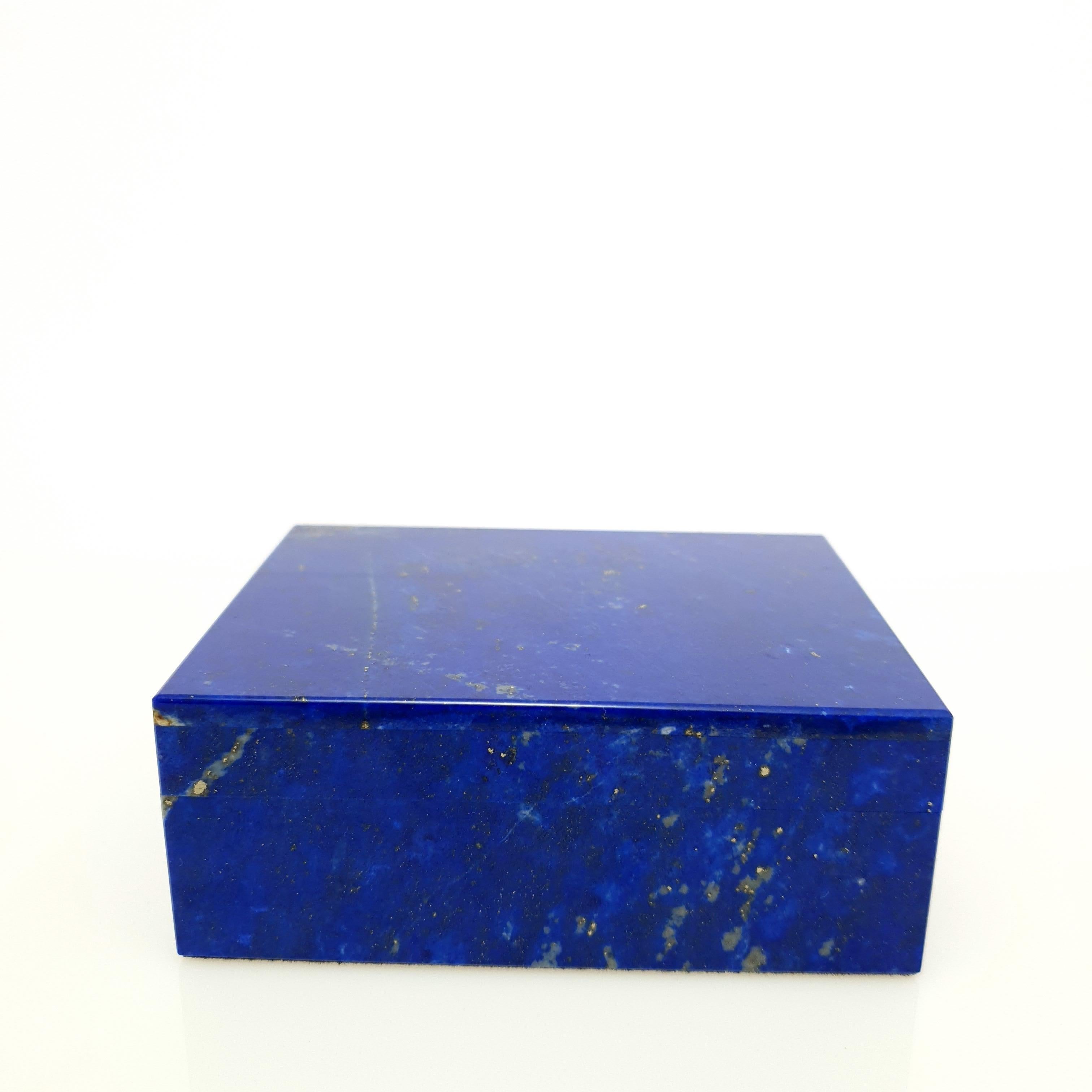 A handmade Natural White Blue Lapis Lazuli Decorative Jewelry Box.
The pattern looks like an artful painting of nature and the gold-colored pyrite sparkles beautifully.
It should be emphasized that the top plate is made from one piece and not
