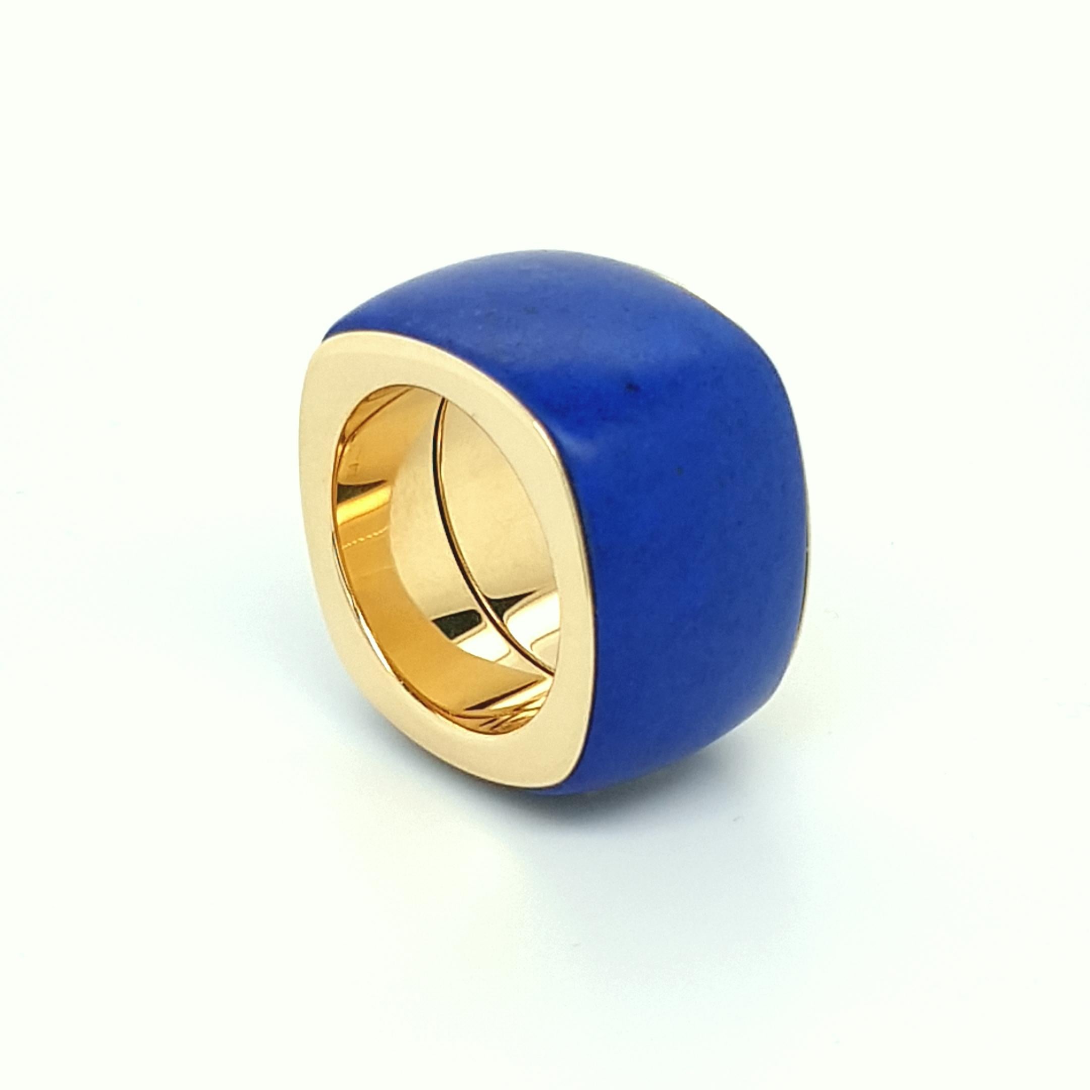This semi-polished Royal Blue AAA Lapis Lazuli Ring with 18 Carat Yellow Gold is totally handmade.
Cutting as well as goldwork are made in German quality.
Finding a suitable nice Royal Blue Lapis Lazuli to cut a whole ring out of one piece is very