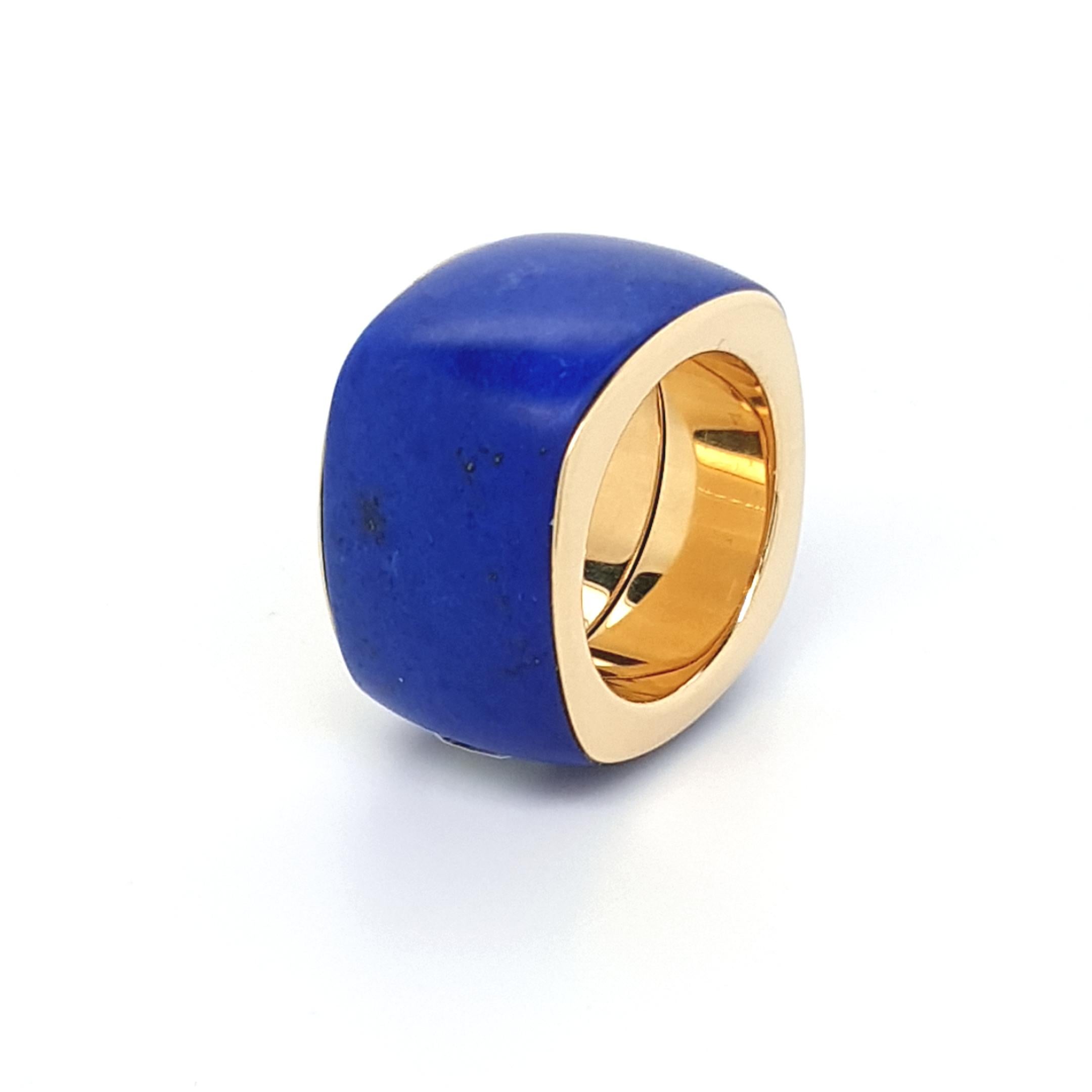 Women's Royal Blue Lapis Lazuli Ring with 18 Carat Yellow Gold, Cushion For Sale