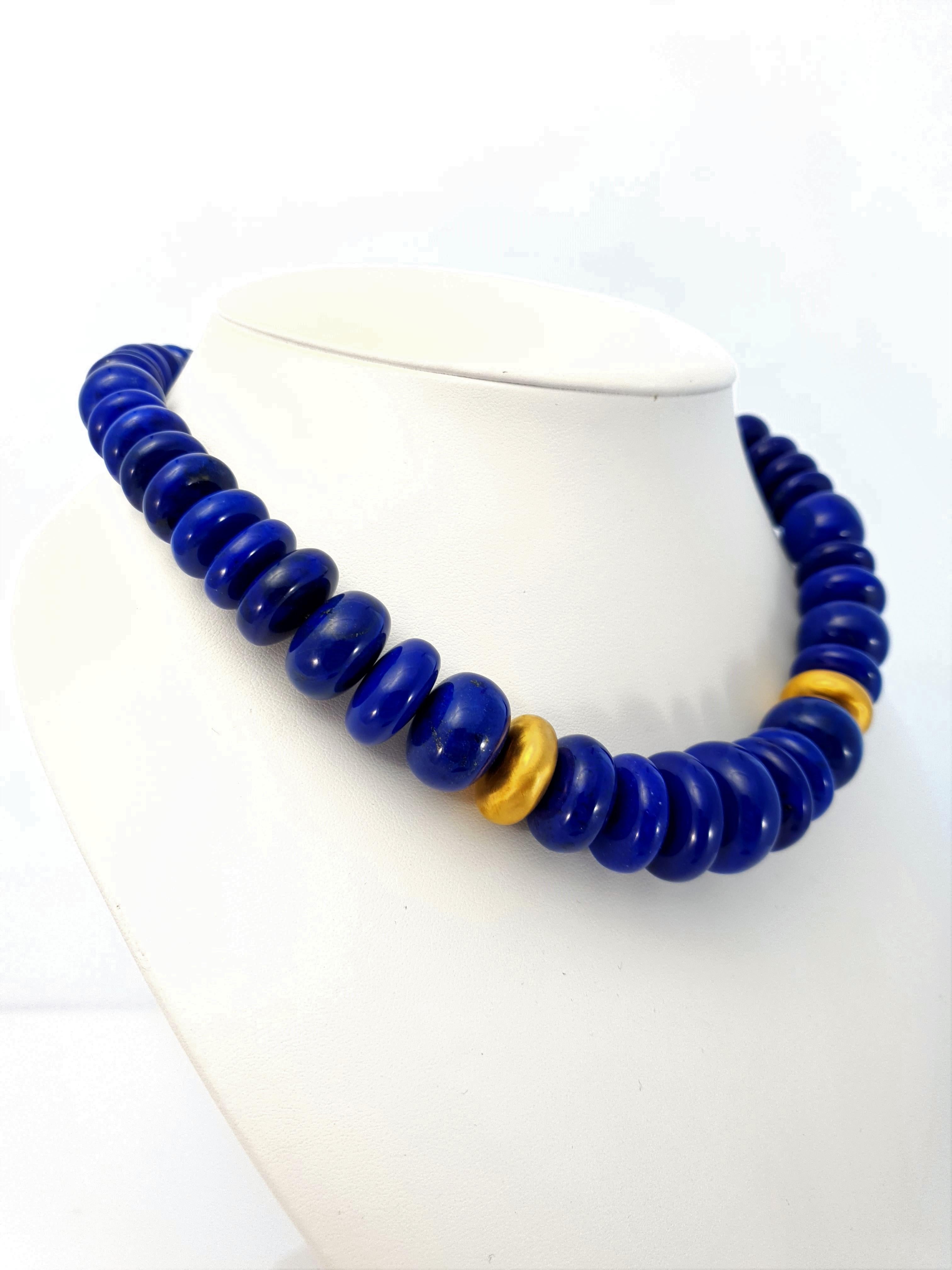 Royal Blue Lapis Lazuli Rondel Beaded Necklace with 18 Carat Mat Yellow Gold For Sale 2