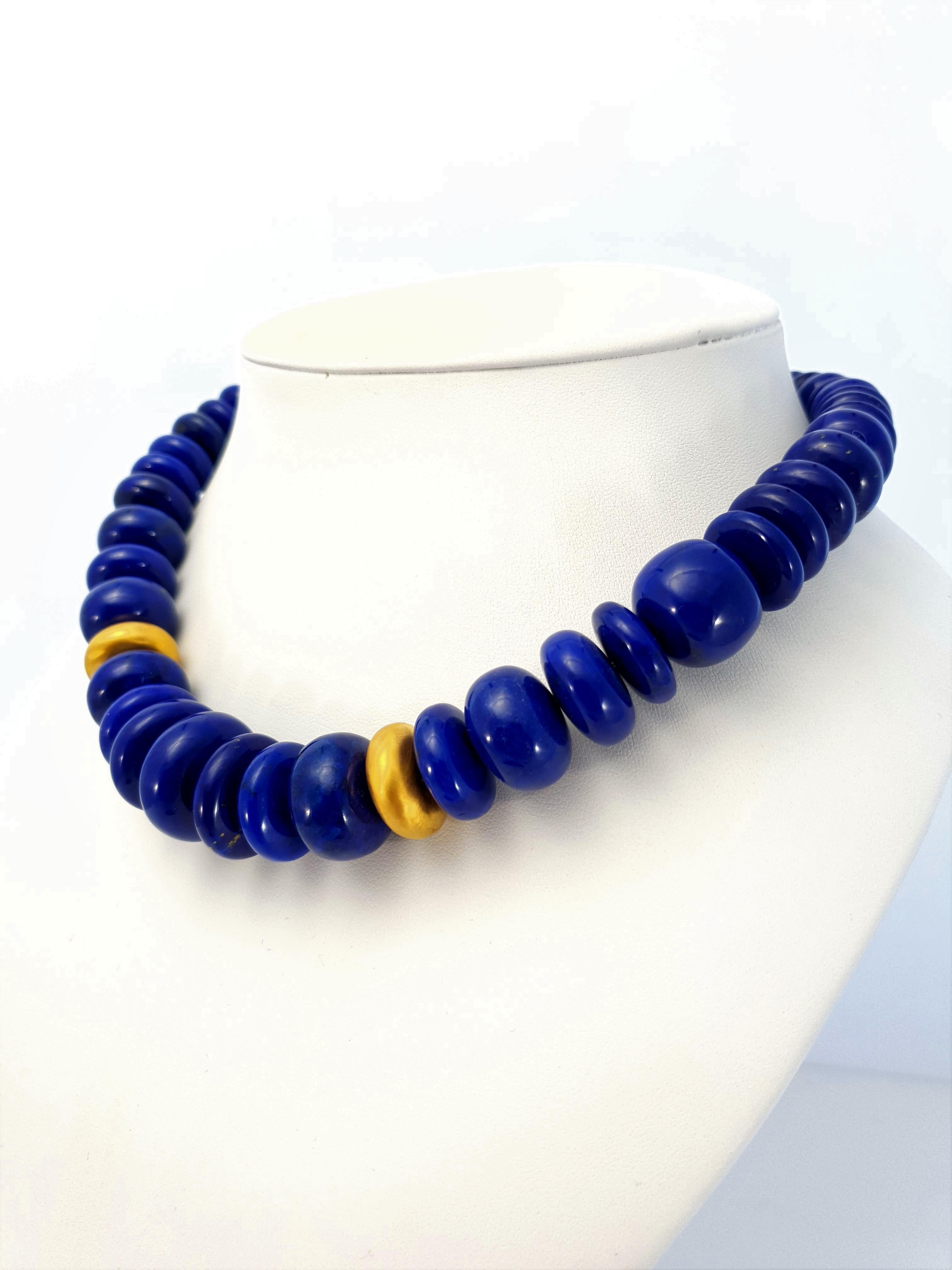 Royal Blue Lapis Lazuli Rondel Beaded Necklace with 18 Carat Mat Yellow Gold For Sale 3