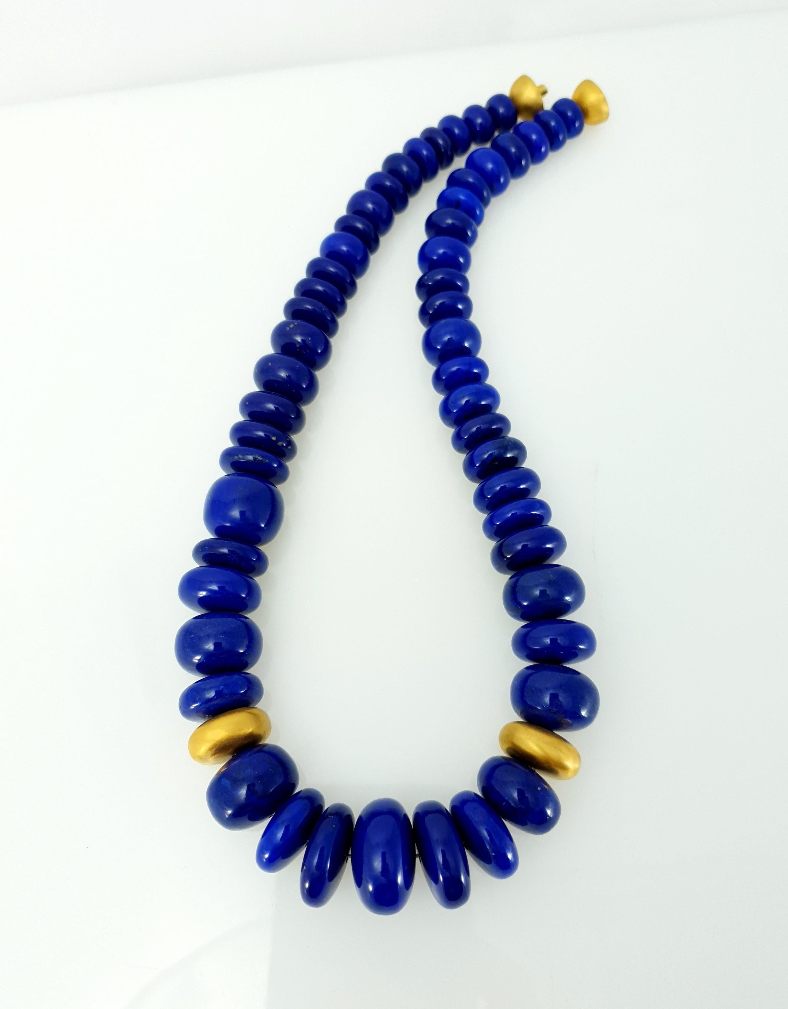 Royal Blue Lapis Lazuli Rondel Beaded Necklace with 18 Carat Mat Yellow Gold For Sale 4