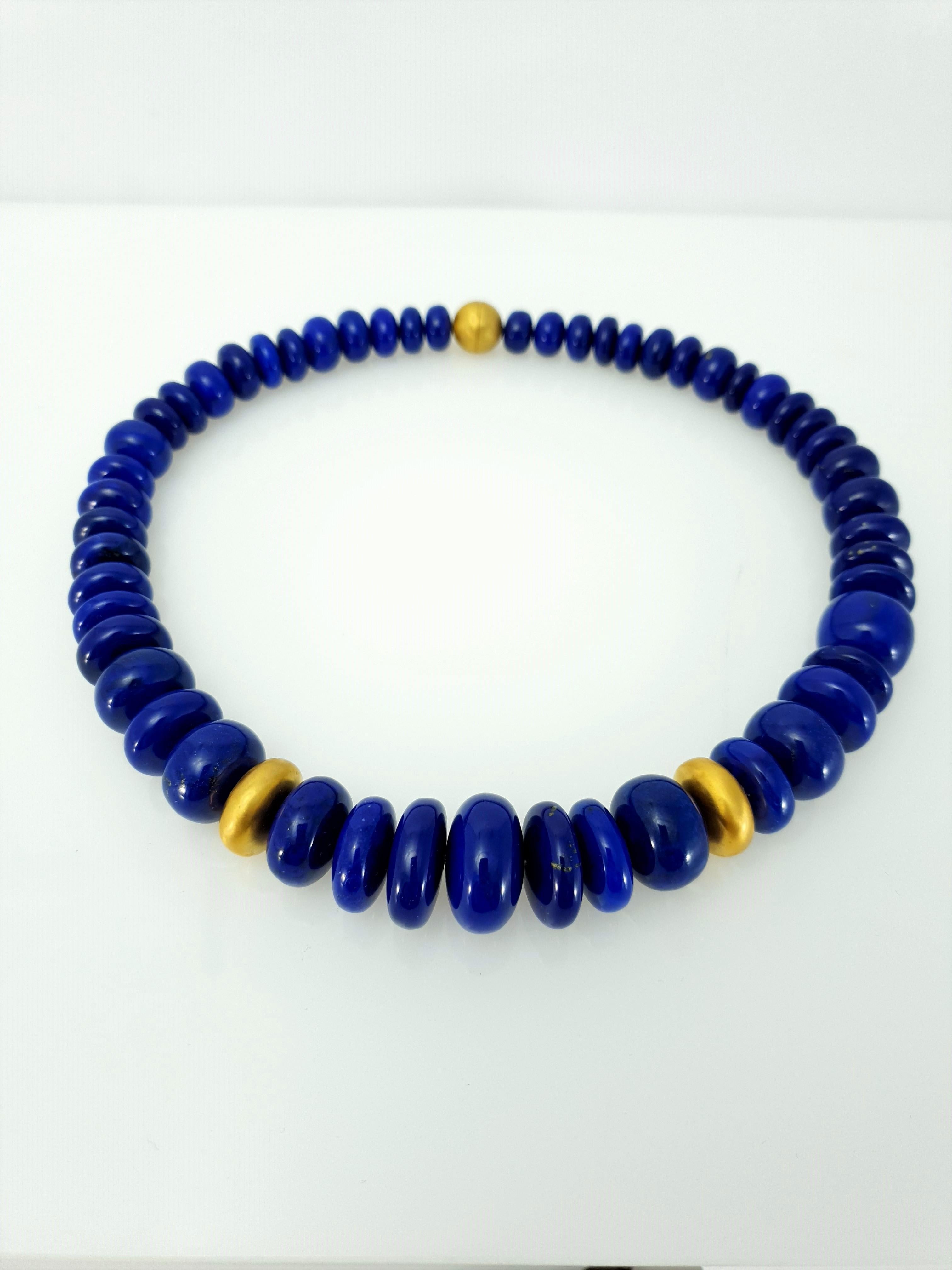 Royal Blue Lapis Lazuli Rondel Beaded Necklace with 18 Carat Mat Yellow Gold For Sale 6