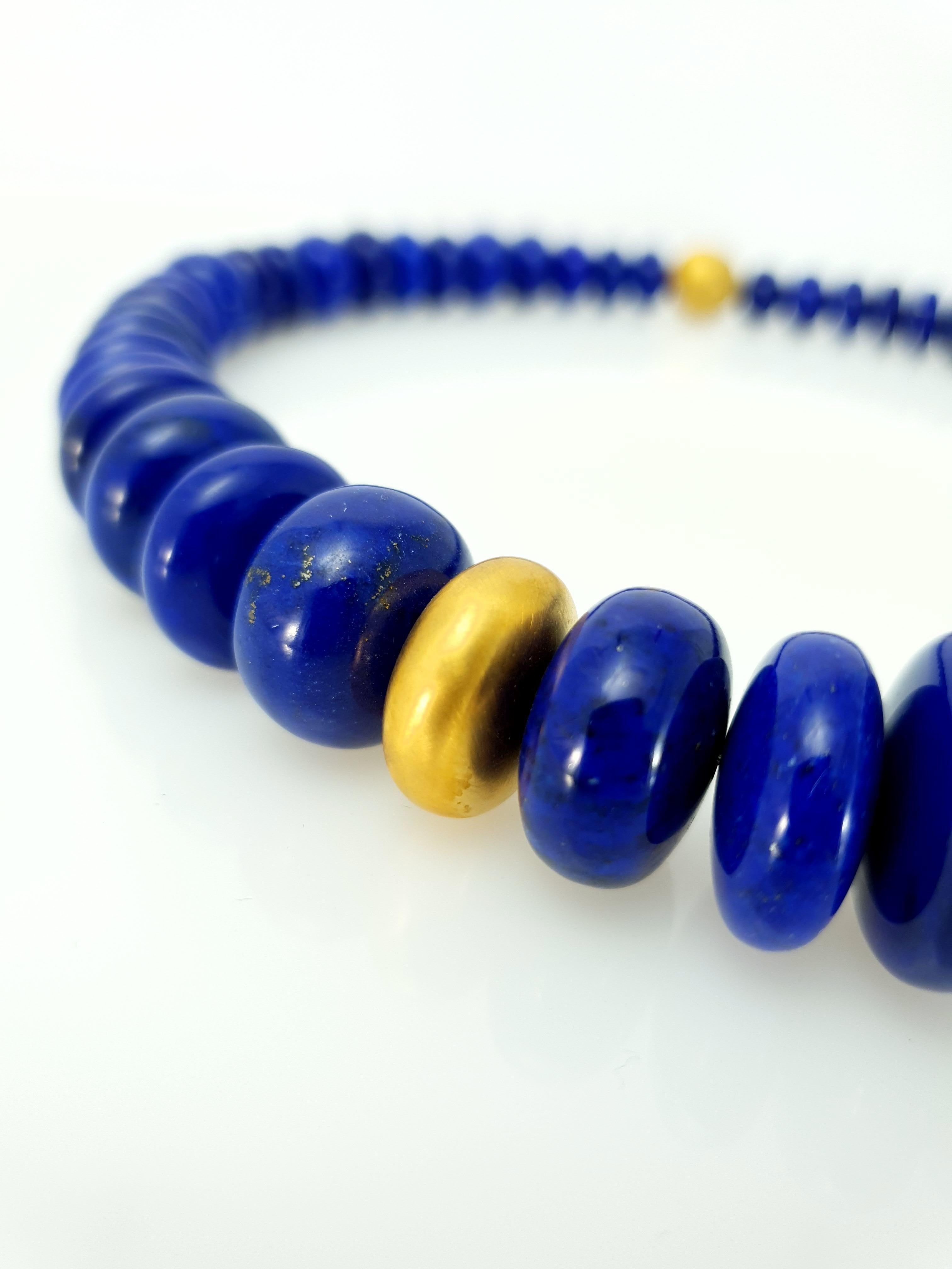 Royal Blue Lapis Lazuli Rondel Beaded Necklace with 18 Carat Mat Yellow Gold For Sale 7