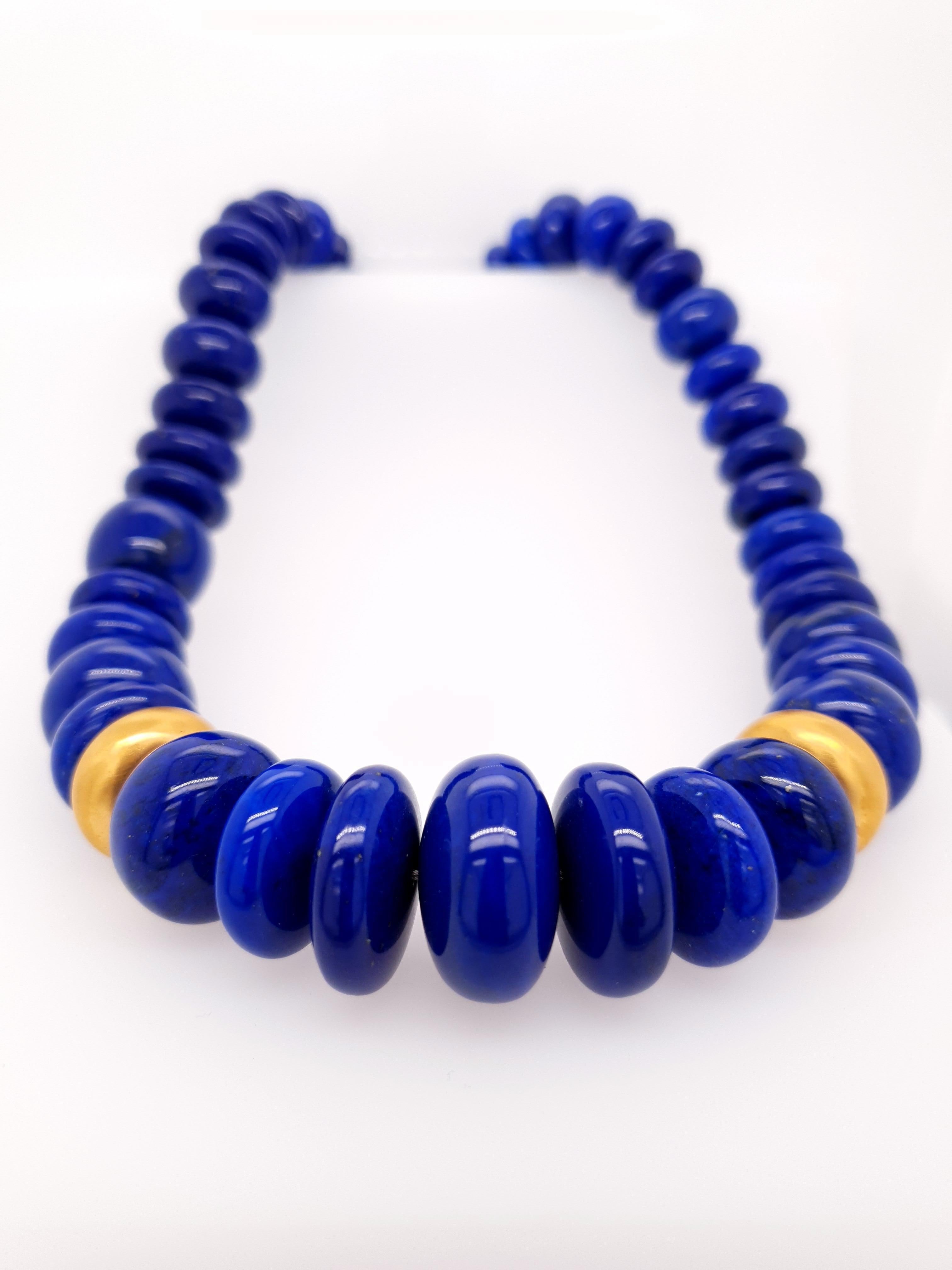 Royal Blue Lapis Lazuli Rondel Beaded Necklace with 18 Carat Mat Yellow Gold In New Condition For Sale In Kirschweiler, DE