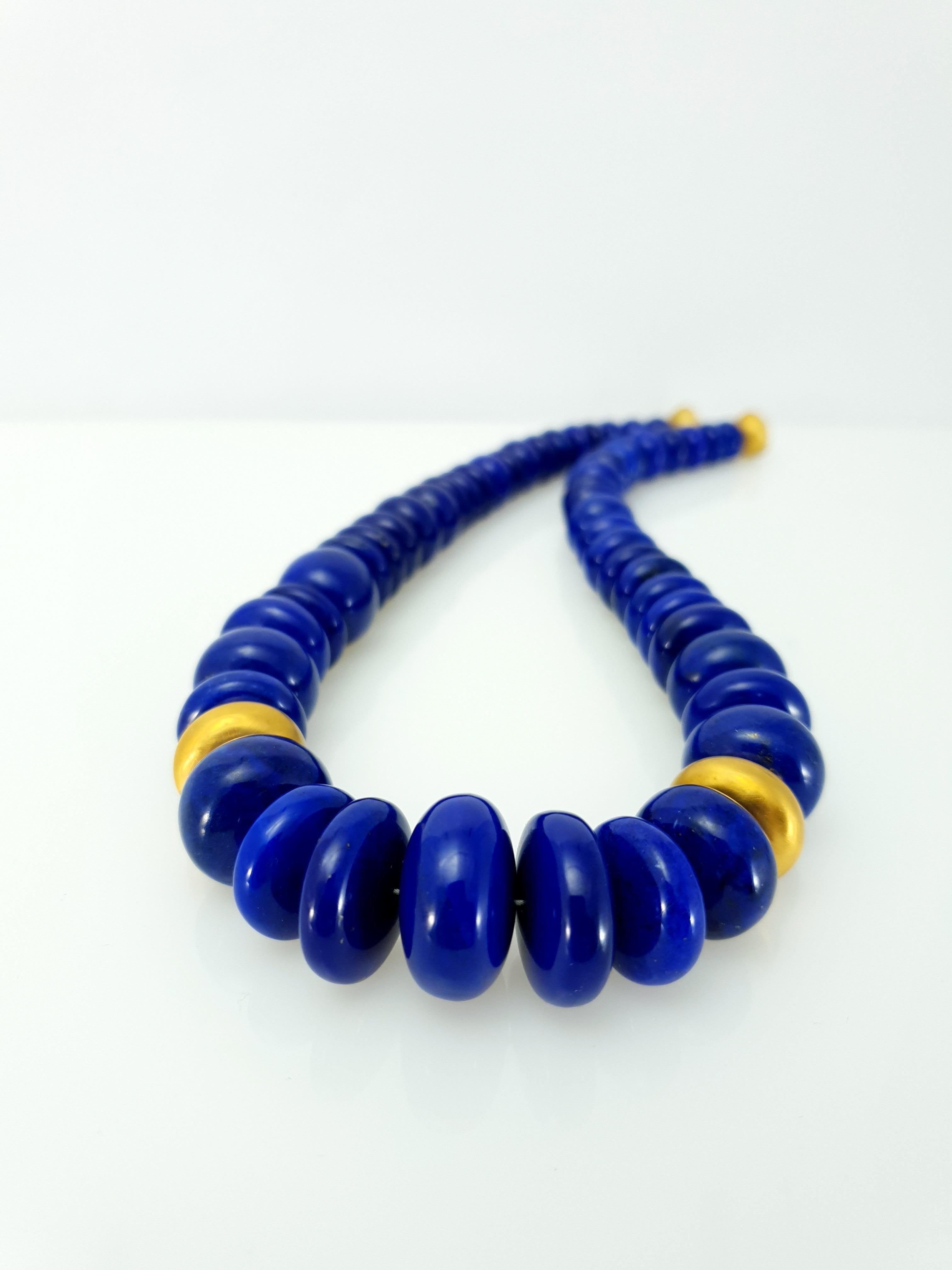 Royal Blue Lapis Lazuli Rondel Beaded Necklace with 18 Carat Mat Yellow Gold For Sale 1