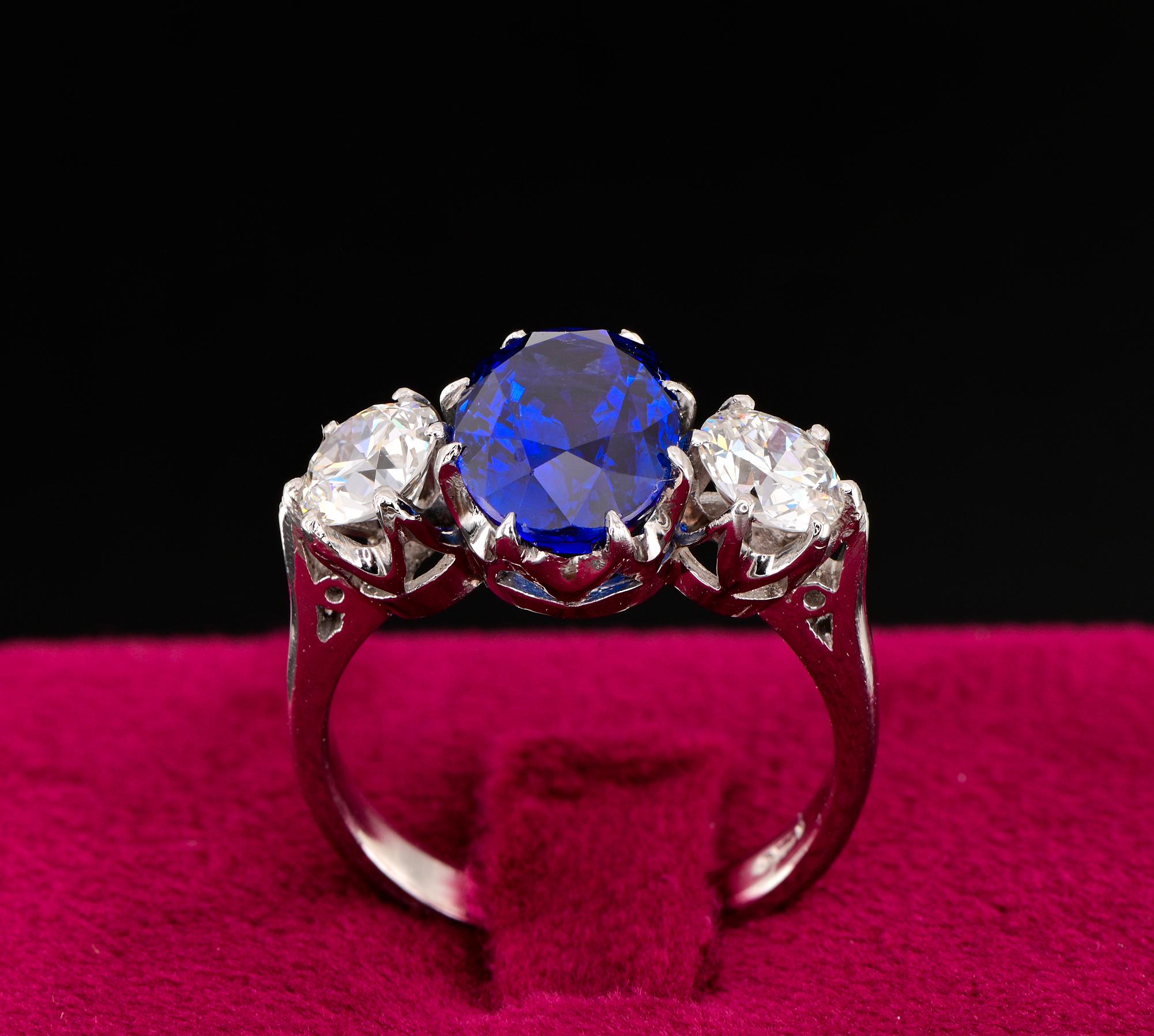 Taille ovale Bague en platine trilogie de diamants 1,15 carat, saphir naturel bleu royal en vente