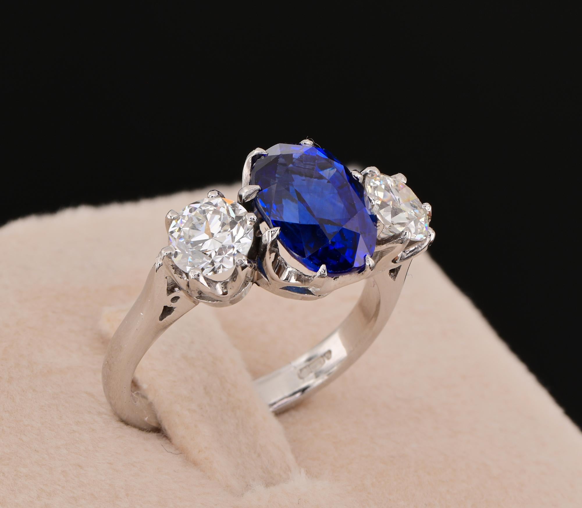 Royal Blue Natural Sapphire 1.15 Ct Diamond Trilogy Platinum Ring In Good Condition For Sale In Napoli, IT