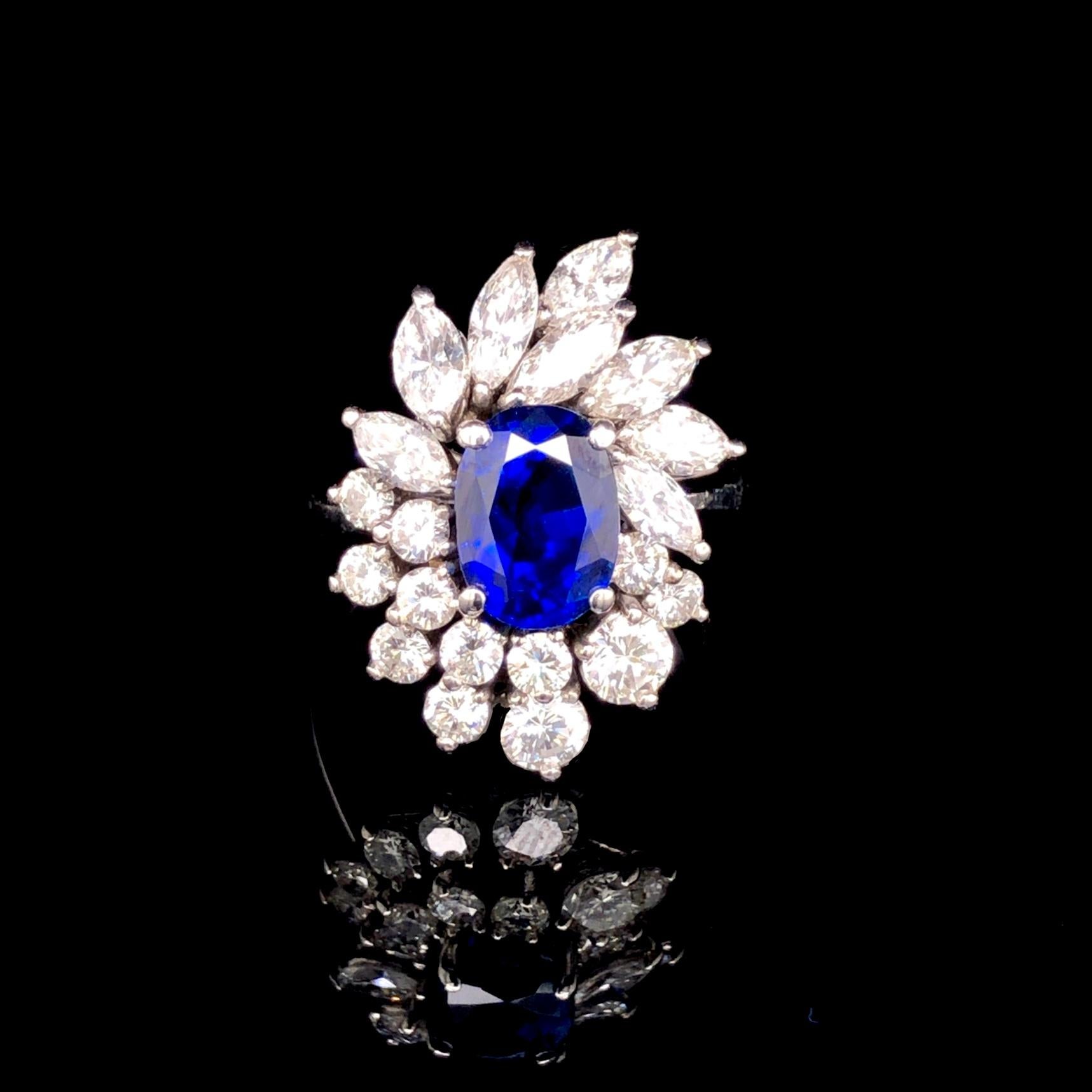 A beautiful sapphire and diamond ring in white gold. The centre sapphire weighs 2.817 carats. It is natural, not heated, and of Burmese origin. Accompanied by a gemological certificate from DSEF and SSEF, stating that the sapphire has a royal