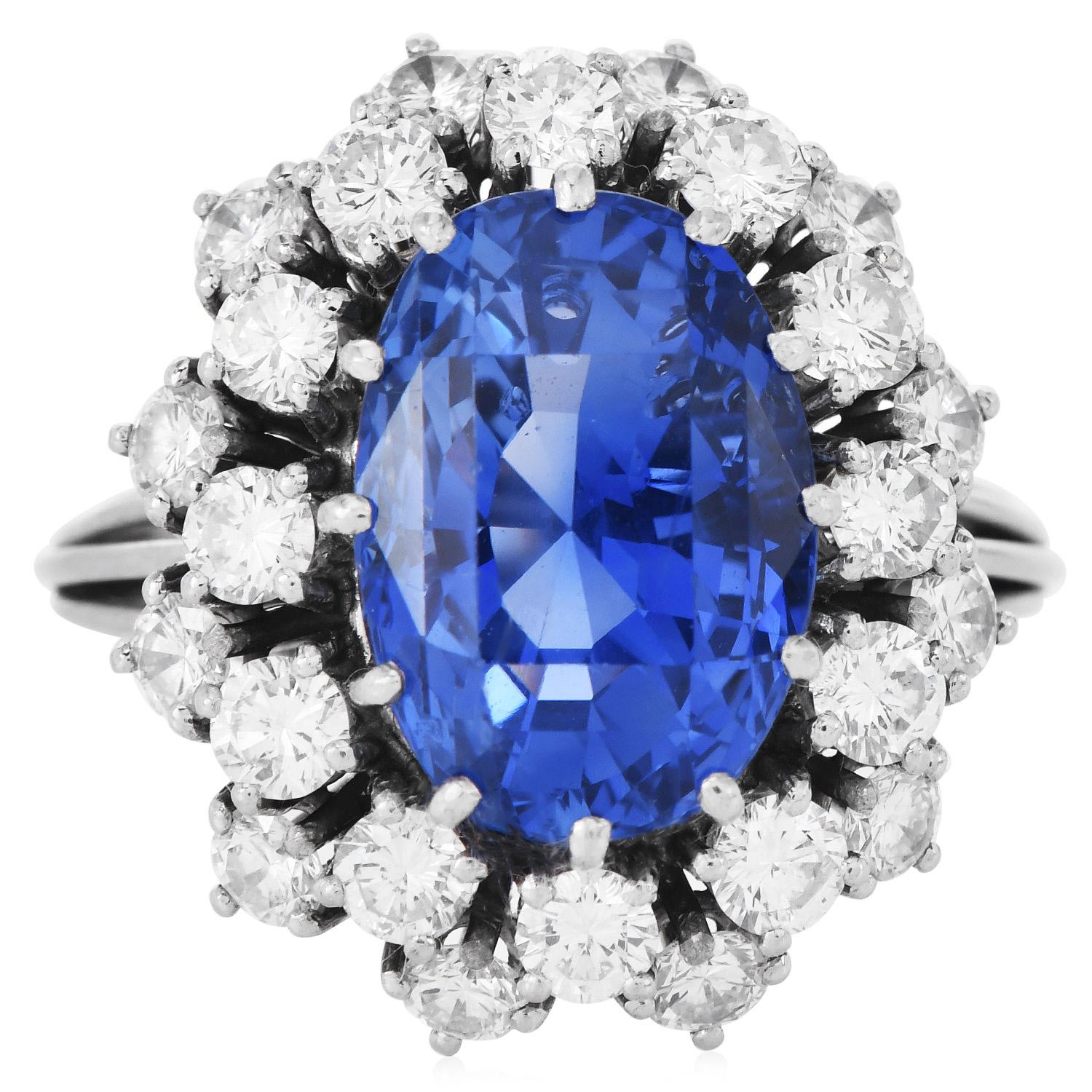 Extra Clean Natural No Heat Sri Lanka GIA Oval Brilliant-cut Sapphire 10.50cttw Diamond Royal Ring.

Wir präsentieren einen wunderschönen Diamant-Halo-Cocktailring im Lady-Diana-Stil, handgefertigt in Platin.

In der Mitte ein GIA-zertifizierter