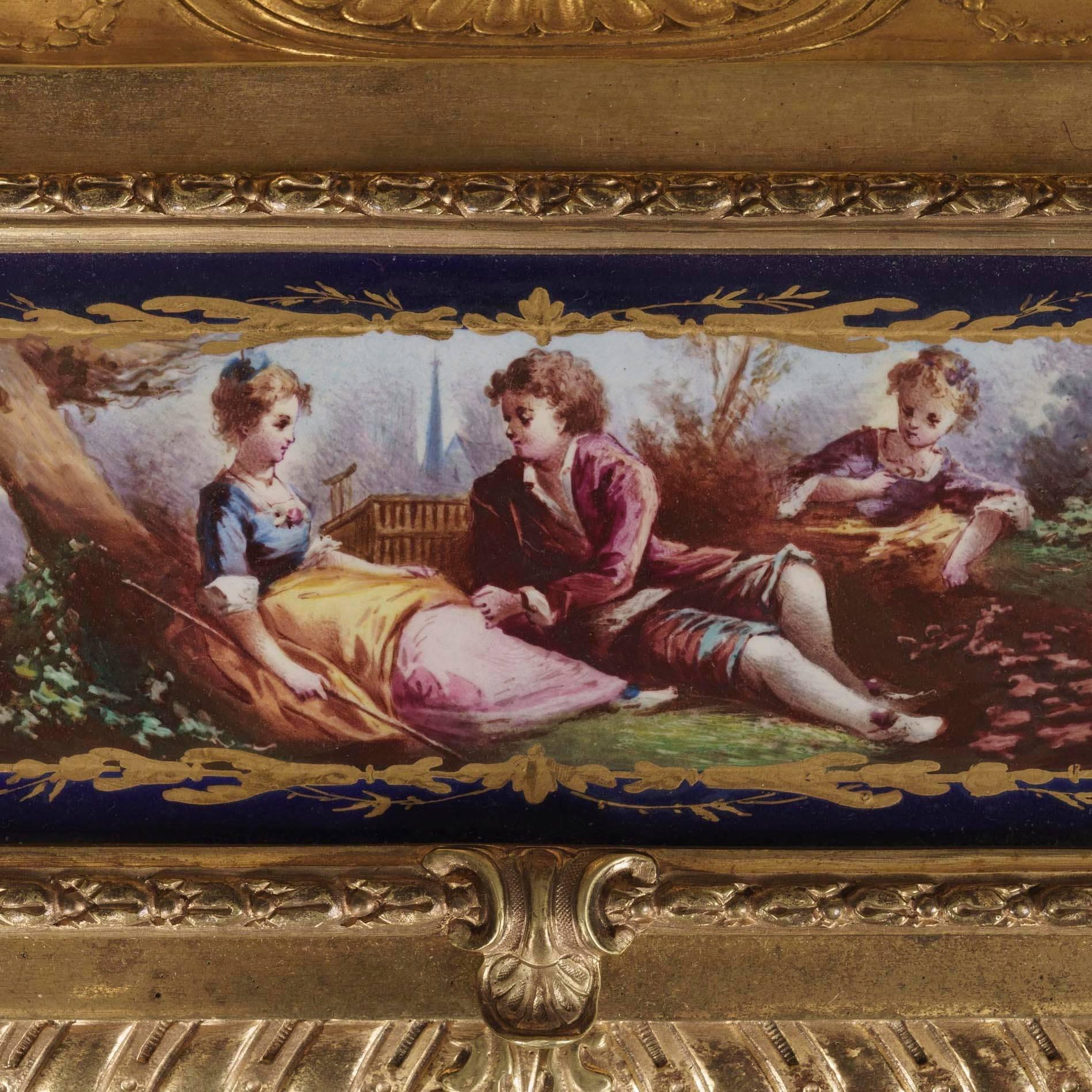 Français Encrier et porte-stylo en porcelaine bleu royal et bronze doré de style Louis XVI en vente