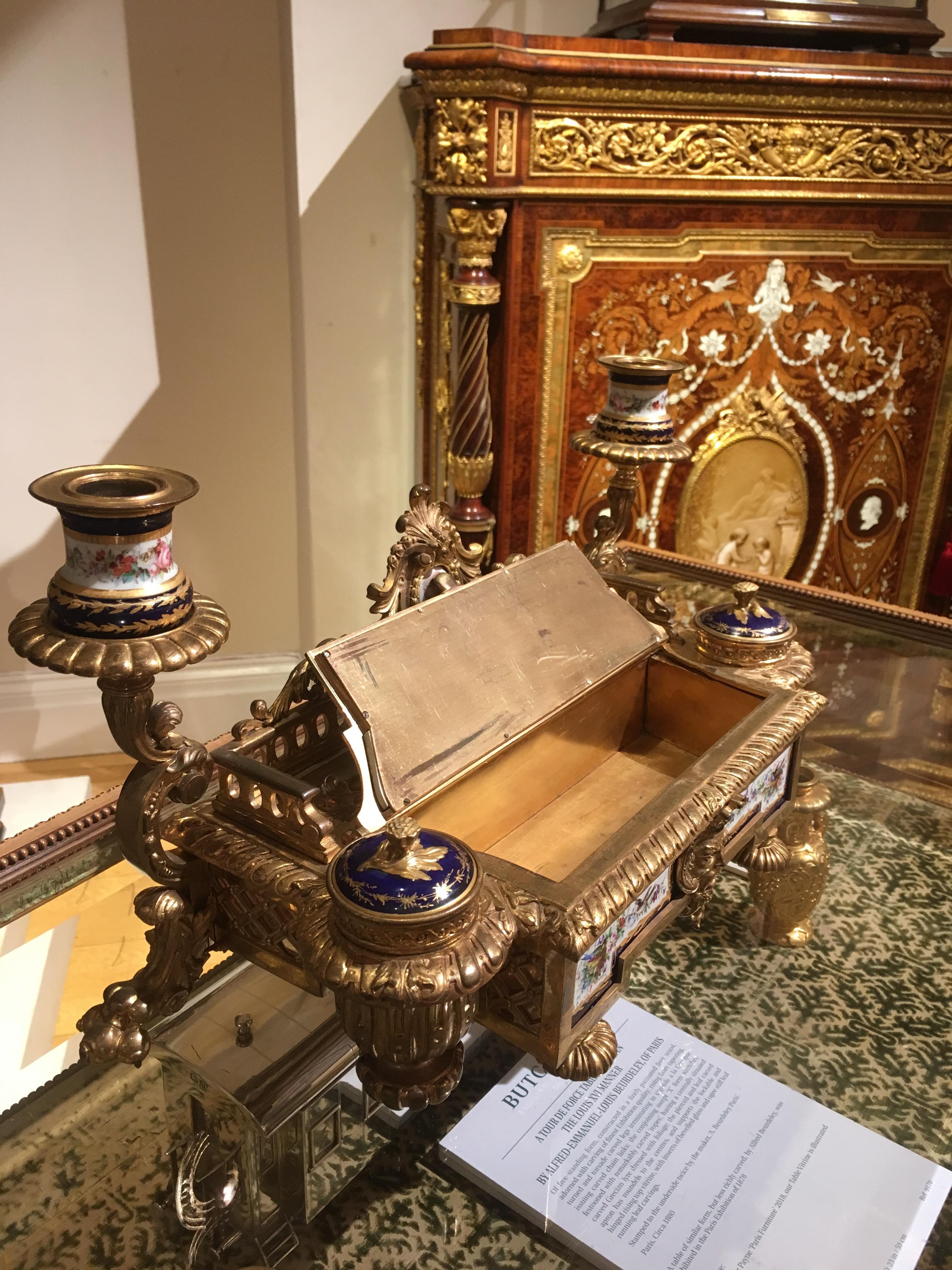 Bronze doré Encrier et porte-stylo en porcelaine bleu royal et bronze doré de style Louis XVI en vente