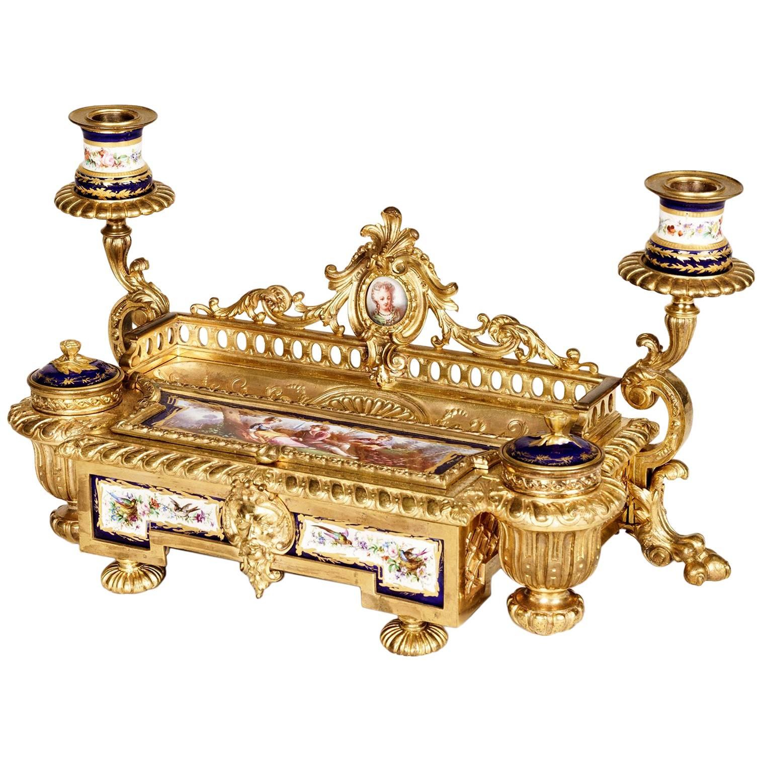 Encrier et porte-stylo en porcelaine bleu royal et bronze doré de style Louis XVI en vente