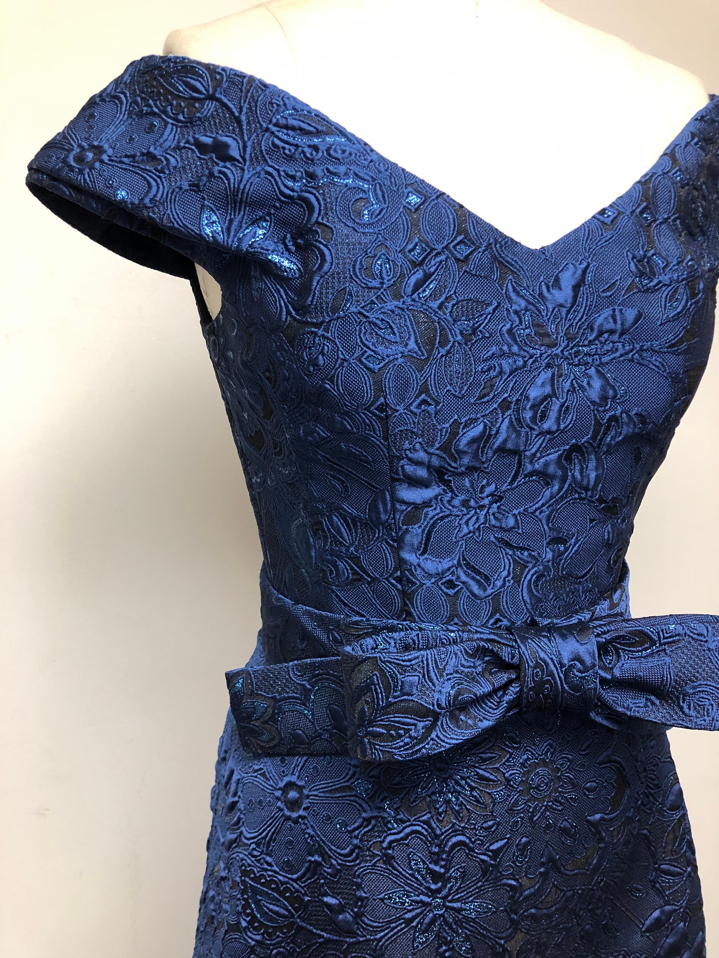 Royal Blue Portrait V Neck Fit Flare High Low Kleid mit Schleife Gürtel und Schleife  im Angebot 1