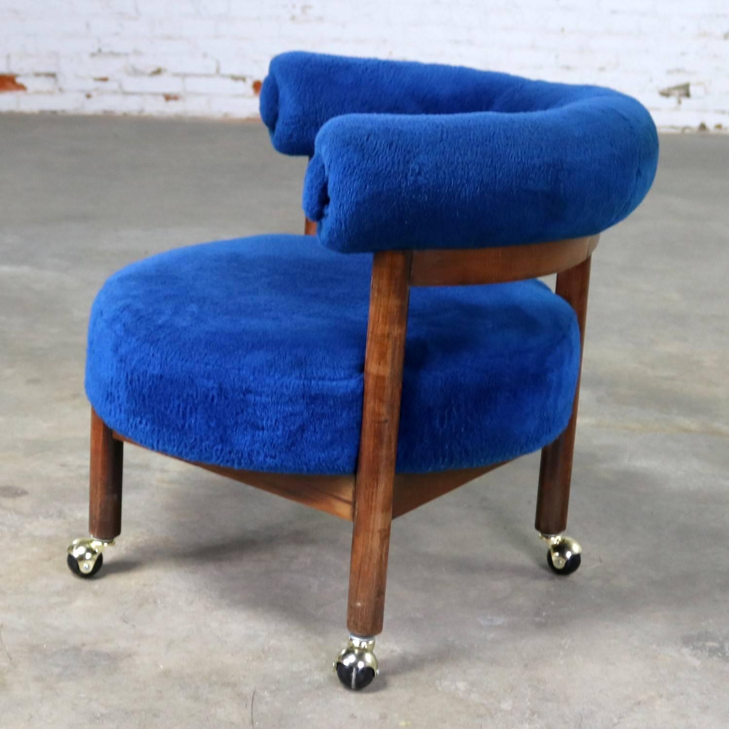 Royal Blue Round Corner Chair with Bolster Back on Casters Midcentury In Good Condition In Topeka, KS