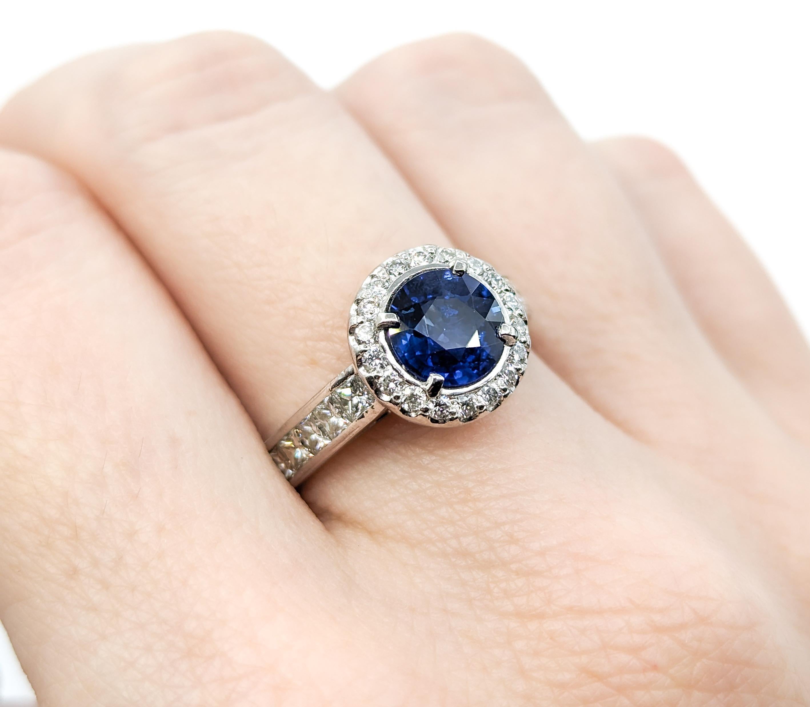Royal Blue Round Sapphire & Diamond Ring in Platinum In Excellent Condition For Sale In Bloomington, MN