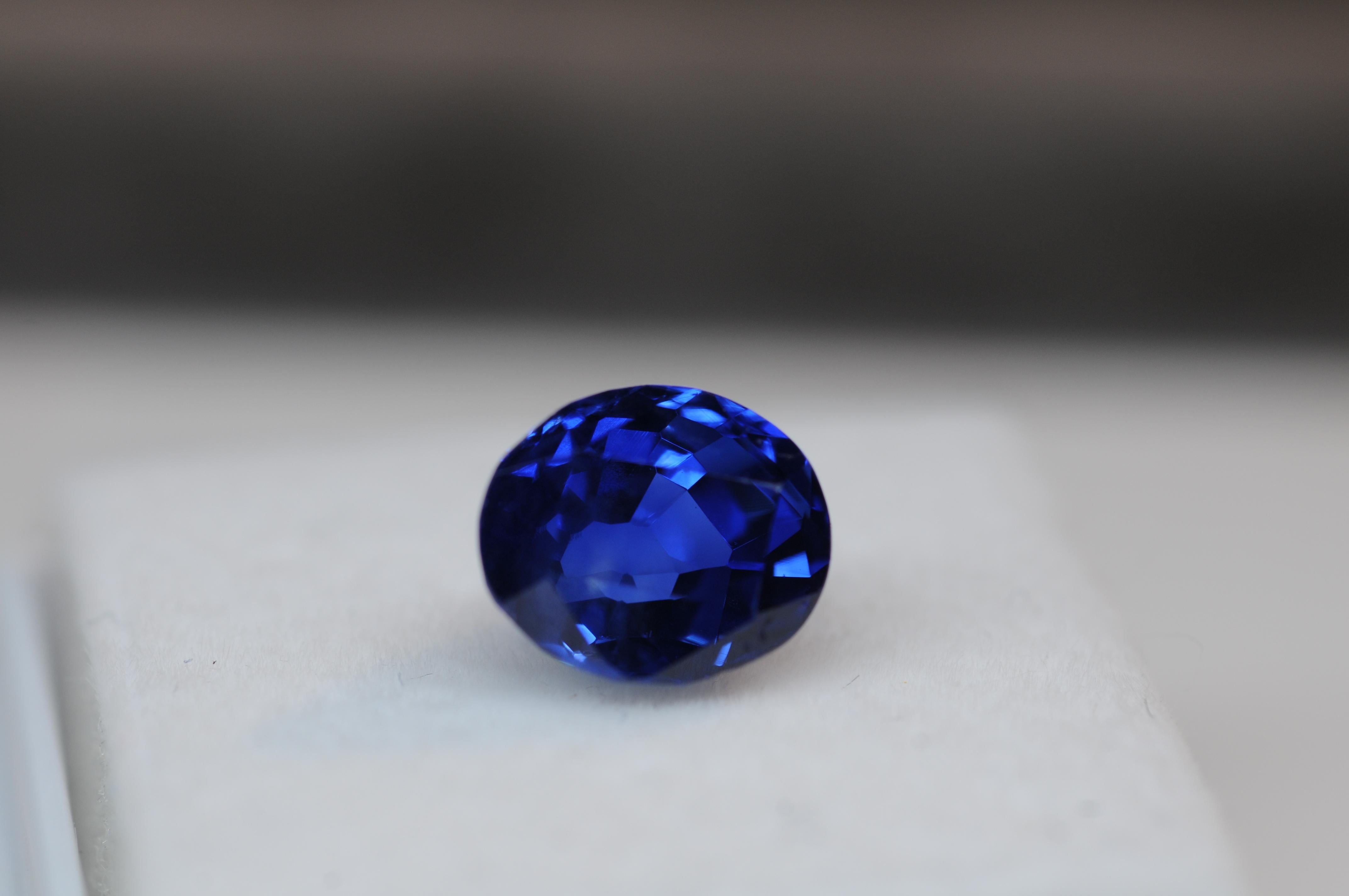 Royal blue saphire natural, no heating untreated 2.87ct Sri-Lanka(ceylon) In Good Condition For Sale In Berlin, BE