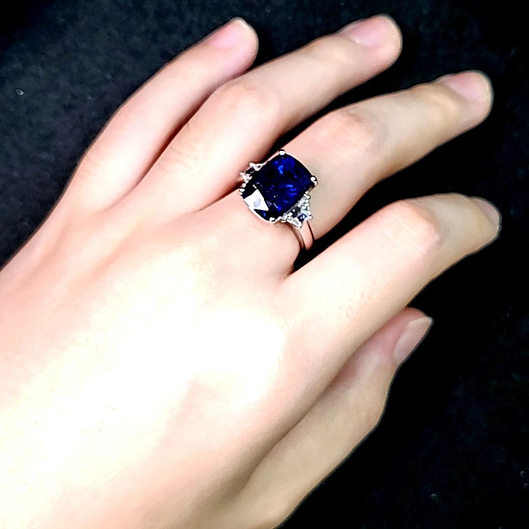 Royal Blue Sapphire and Diamond Engagement Ring cts 9.63

A deep blue and fiery intense blue prevails over this stone that is a heated Sri Lankan sapphire.

Cut as a long Cushion cut stone of cts 9.63, it has a dominant look and surely grabs