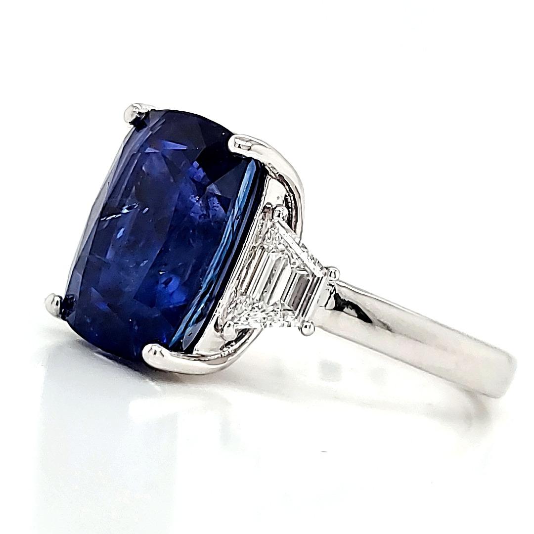 Contemporain Bague de fiançailles en saphir bleu royal et diamants, taille 9,63 en vente