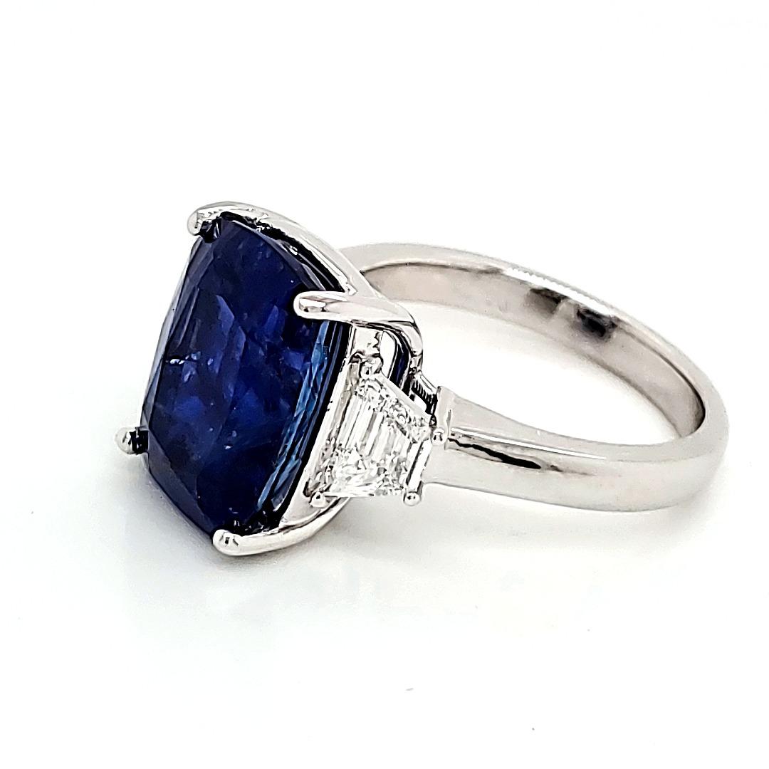 Taille coussin Bague de fiançailles en saphir bleu royal et diamants, taille 9,63 en vente