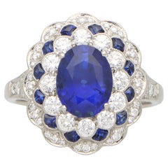 Anello con zaffiro blu reale e diamante a grappolo floreale in platino