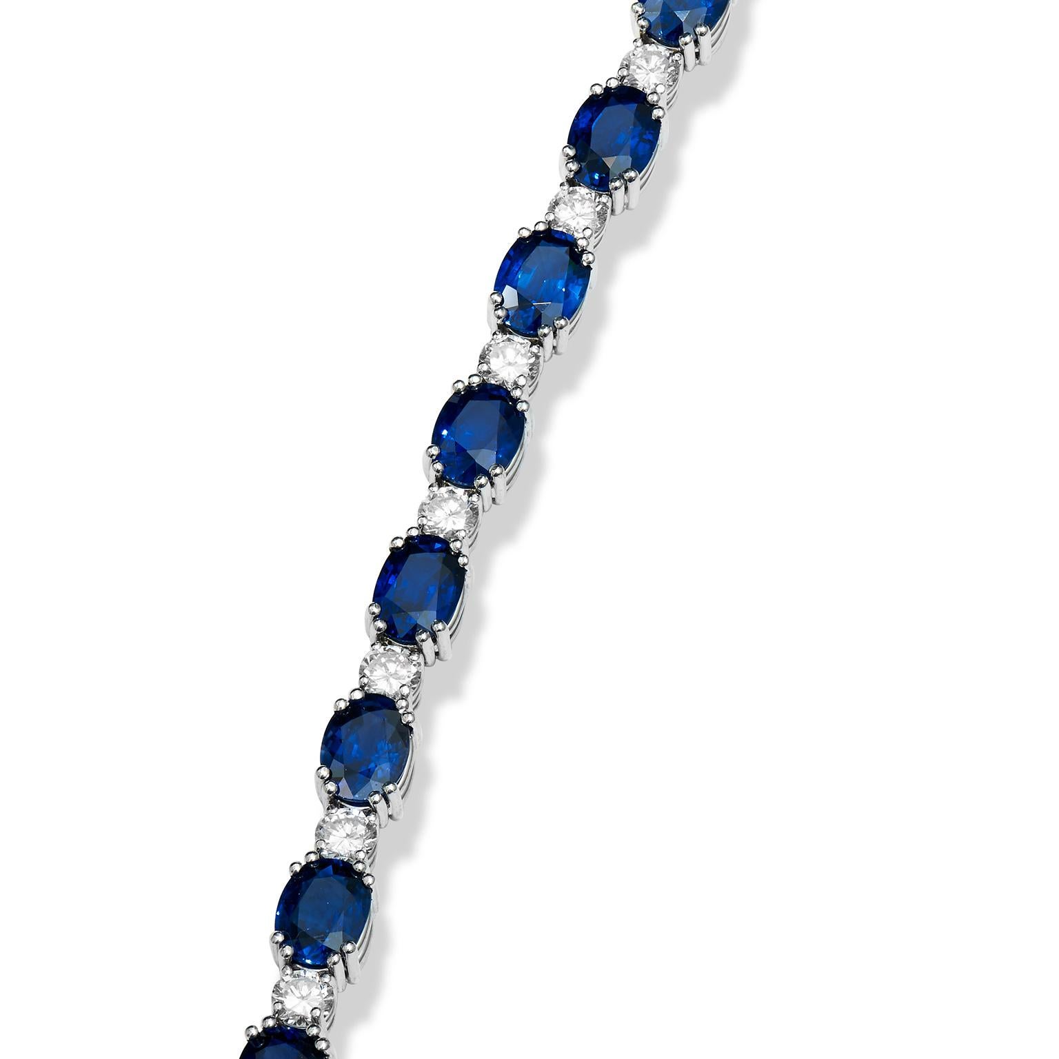 Taille ovale Bracelet tennis en saphir bleu royal et diamants en vente