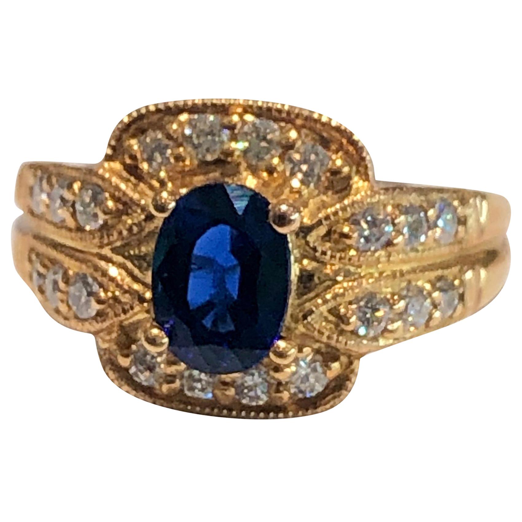 Bague en or rose 18 carats avec saphir bleu royal et diamants en vente