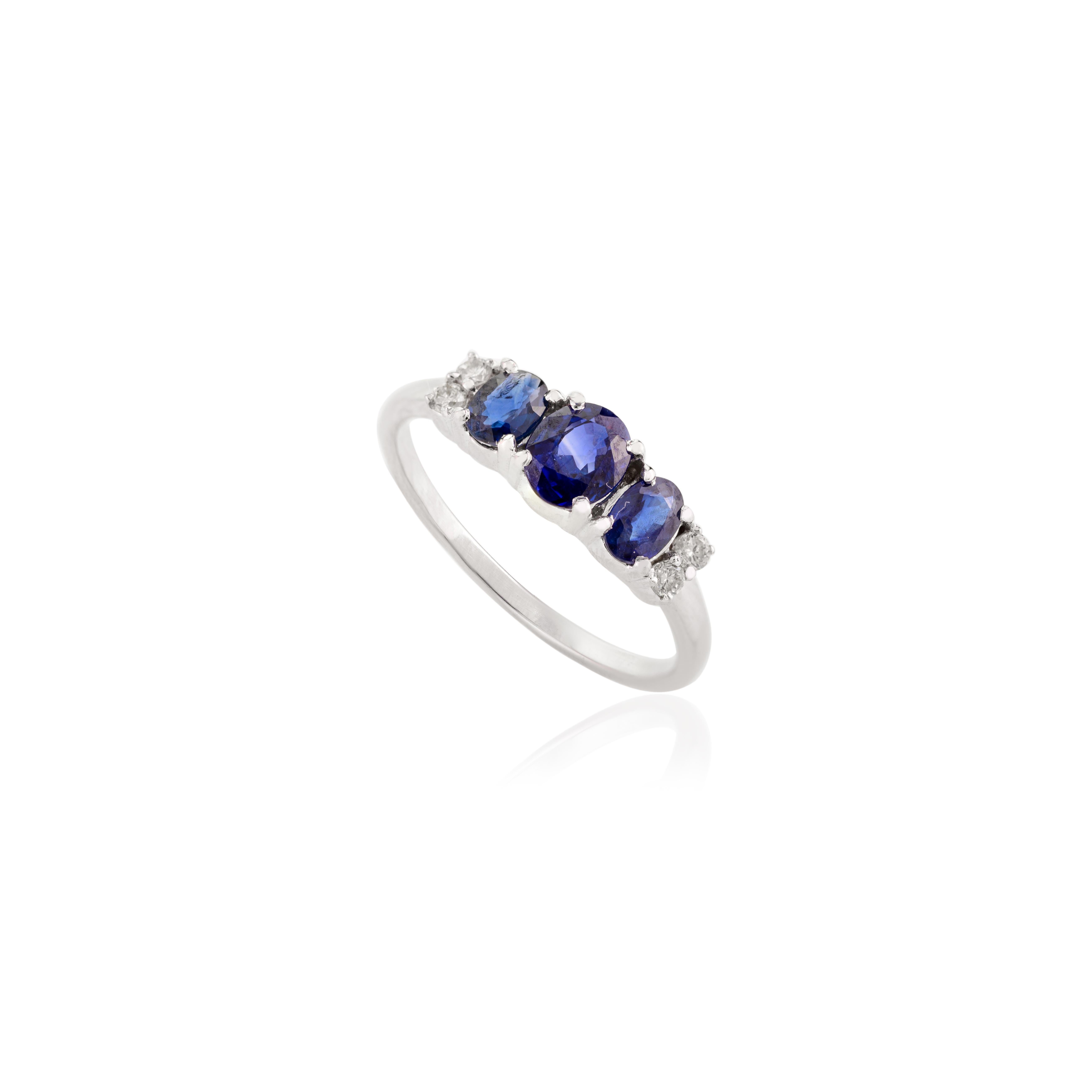 Im Angebot: Royal Blue Saphir Daimond Minimaler Ring mit drei Steinen aus 14k massivem Weißgold () 2