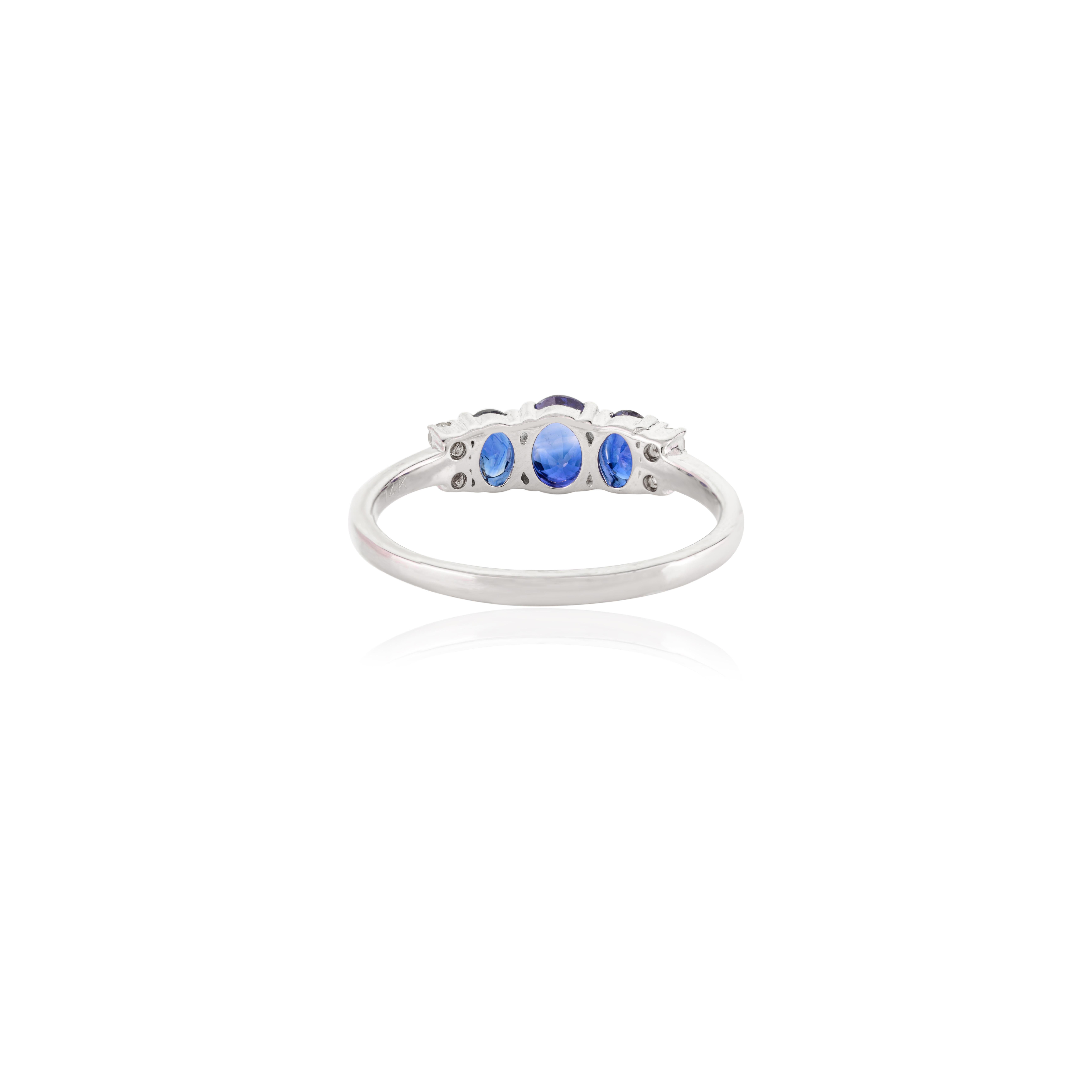 Im Angebot: Royal Blue Saphir Daimond Minimaler Ring mit drei Steinen aus 14k massivem Weißgold () 5