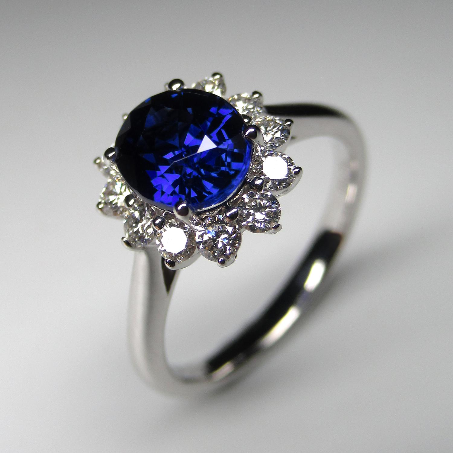 Taille ovale Bague promesse en or, saphir bleu royal et diamant en vente
