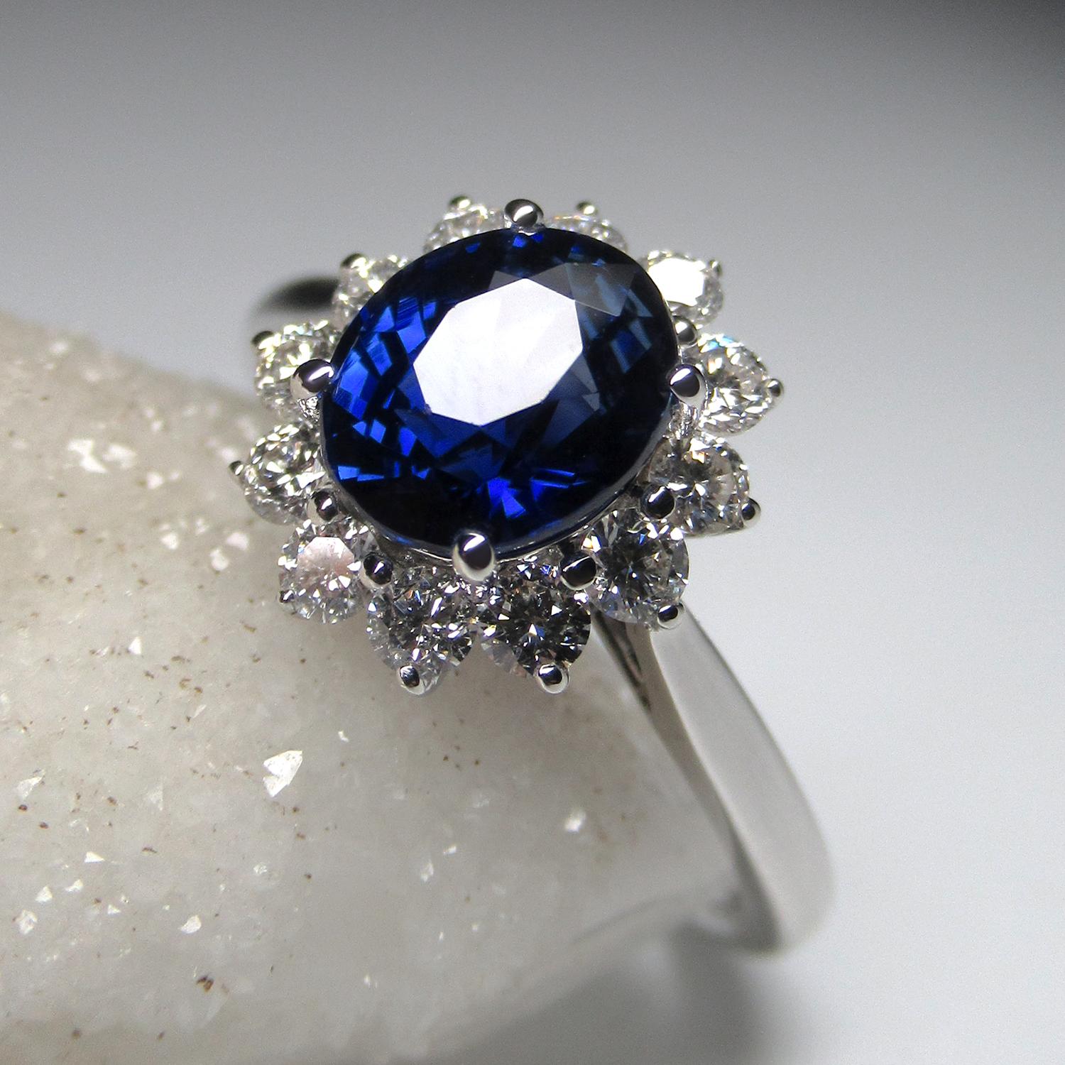 Royal Blue Sapphire Diamond Gold Promise Ring In New Condition For Sale In Berlin, DE