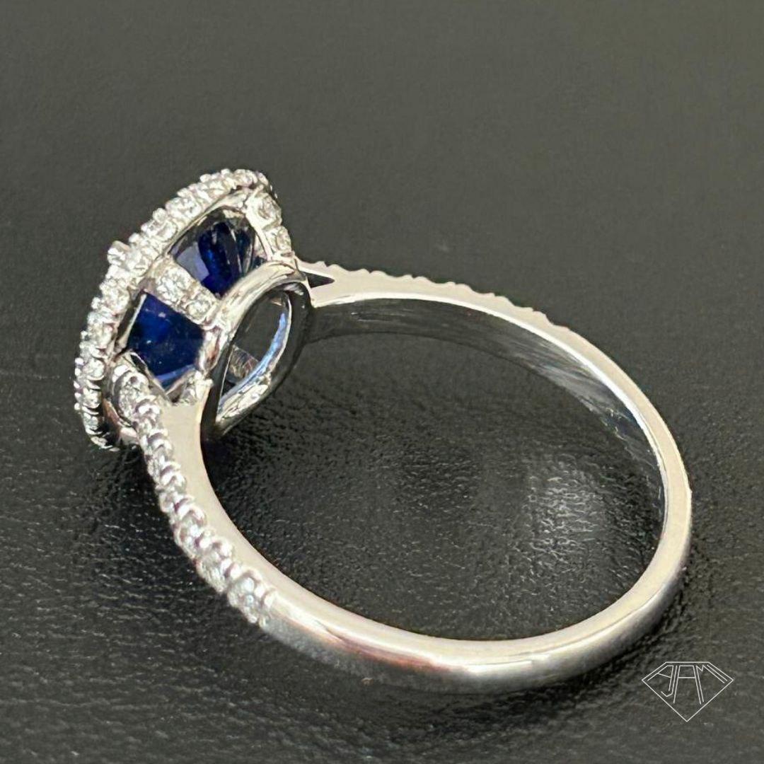 Anillo Halo de Zafiro Azul Real y Diamante en Oro Blanco de 18 K Neoclásico en venta
