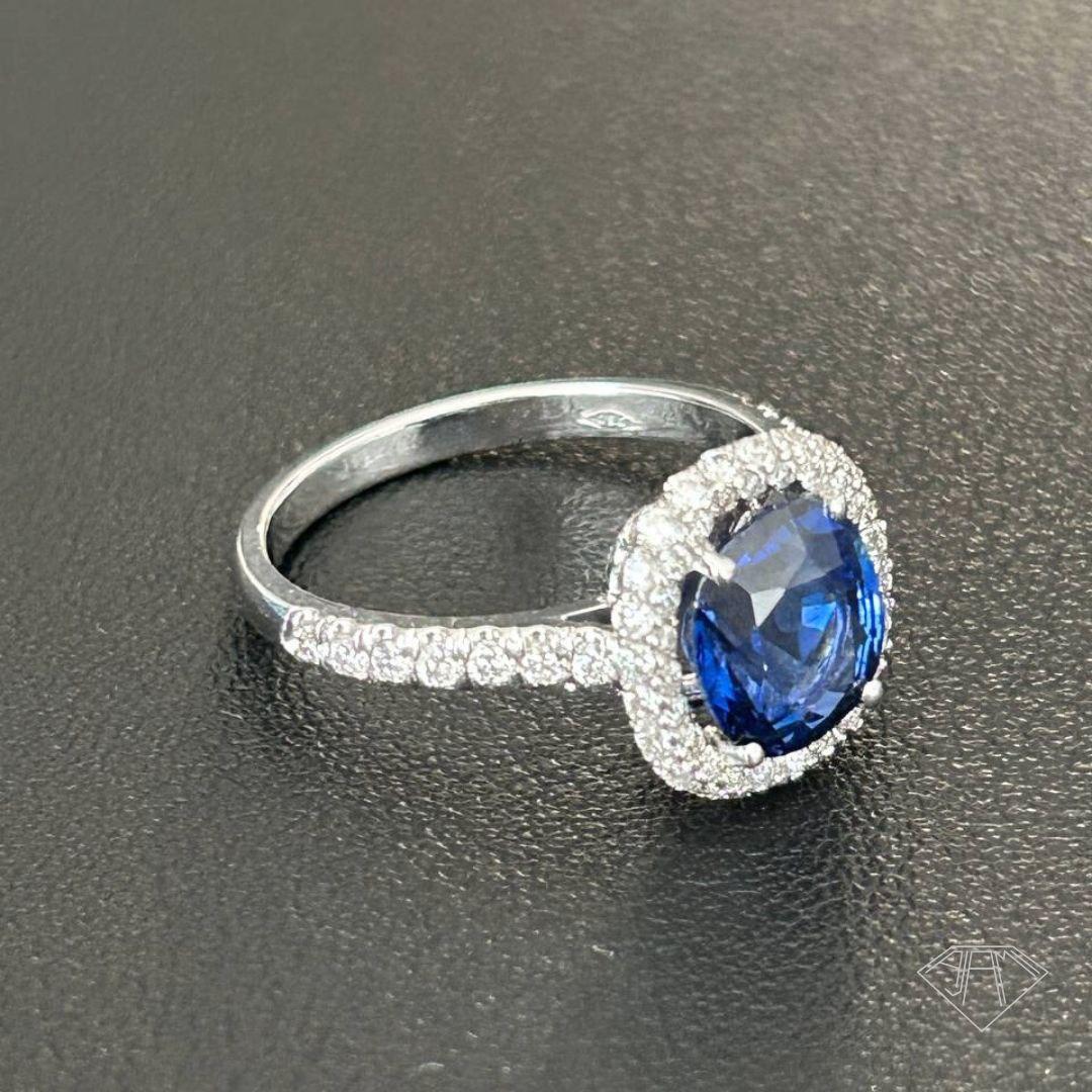 Anillo Halo de Zafiro Azul Real y Diamante en Oro Blanco de 18 K Corte cojín en venta