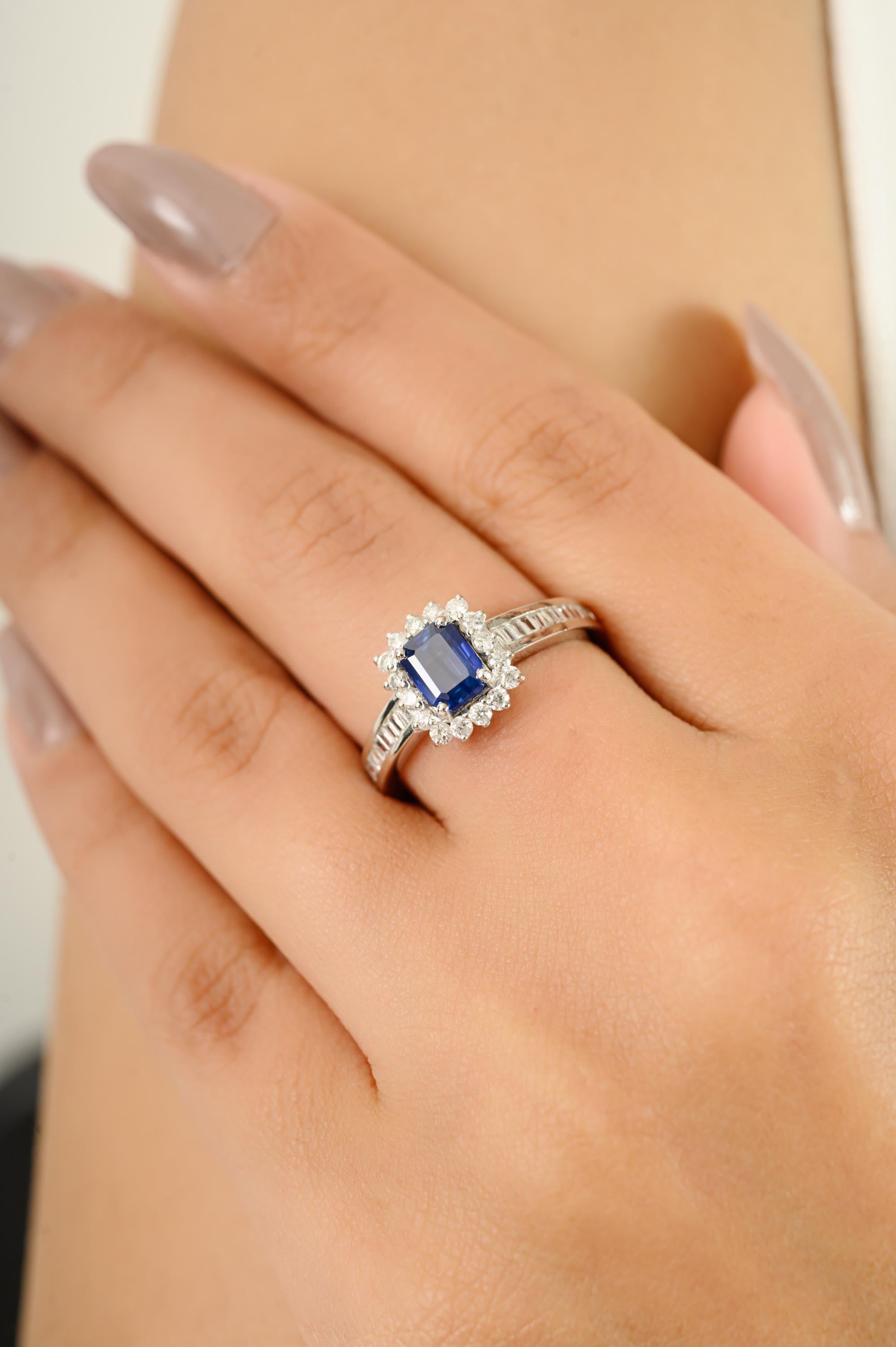 En venta: Anillo de compromiso de zafiro azul real con halo de diamantes en oro blanco de 14 quilates para mujer  7
