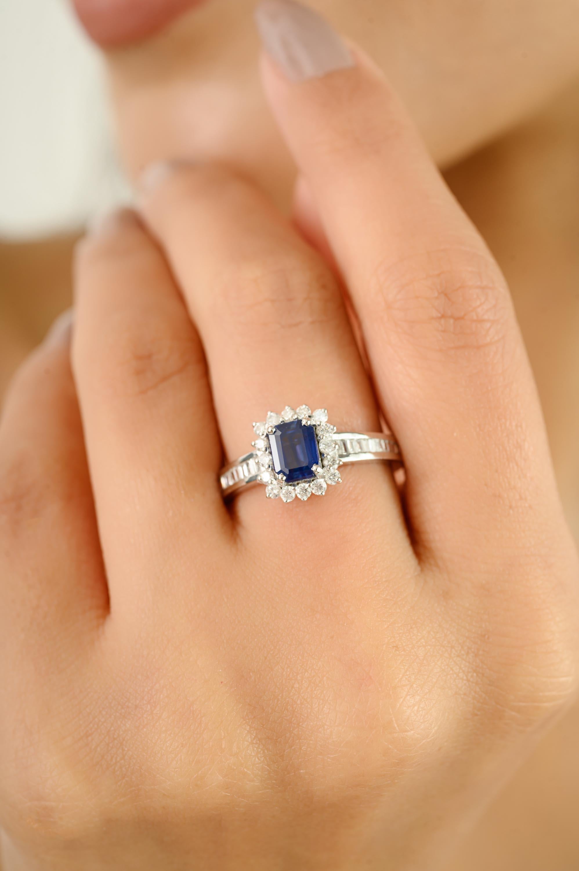 En venta: Anillo de compromiso de zafiro azul real con halo de diamantes en oro blanco de 14 quilates para mujer  2