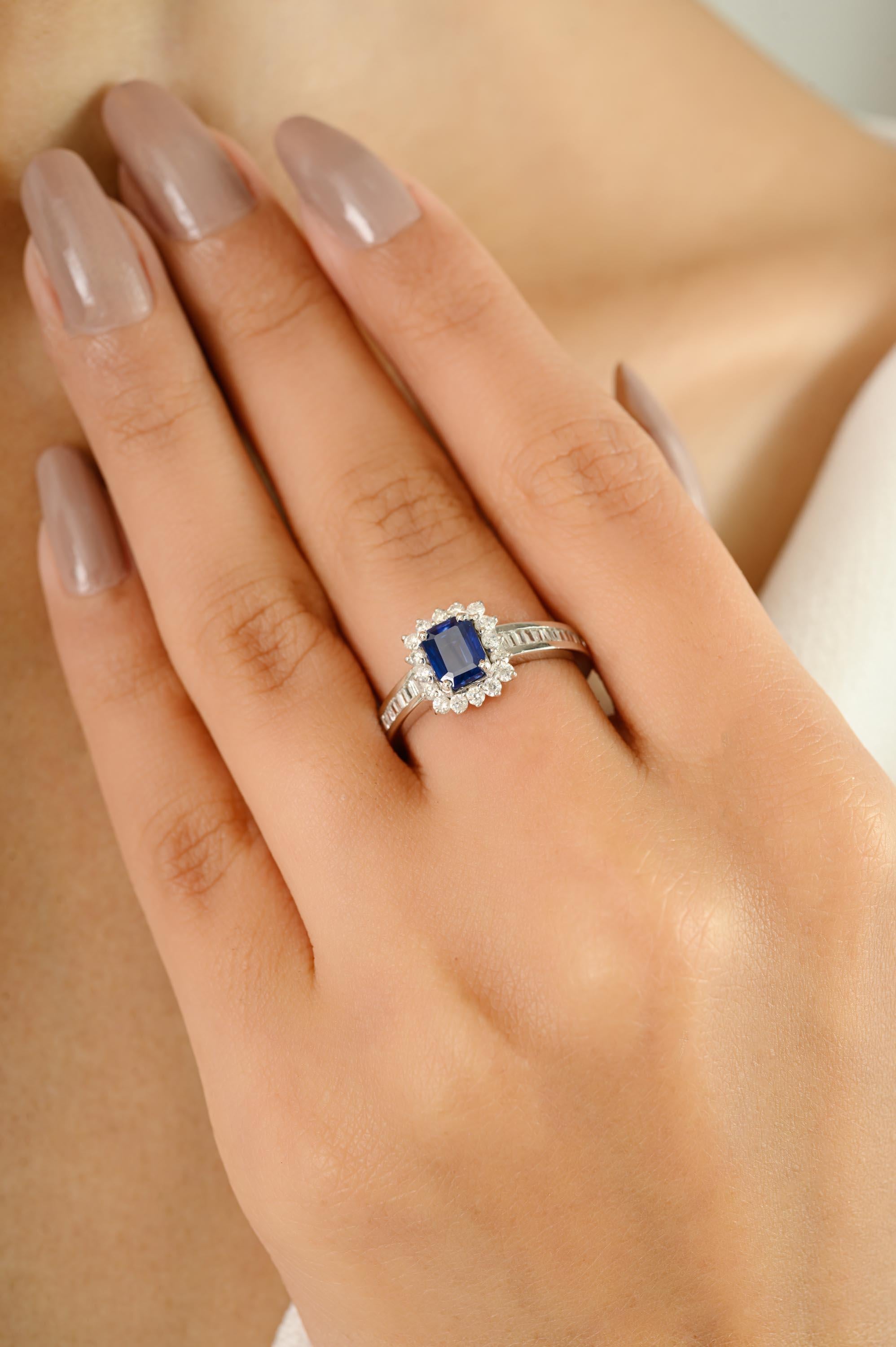 En venta: Anillo de compromiso de zafiro azul real con halo de diamantes en oro blanco de 14 quilates para mujer  4