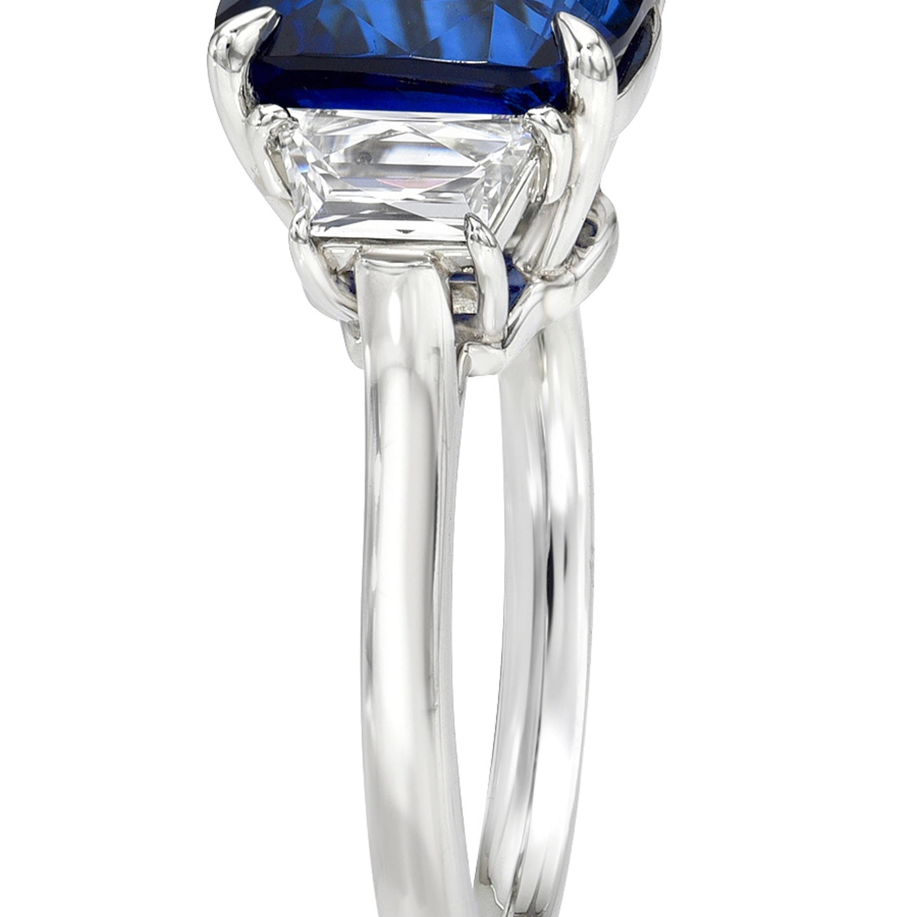 Bague de fiançailles en platine avec saphir bleu royal et diamants trapézoïdaux français - Merkaba en vente 1