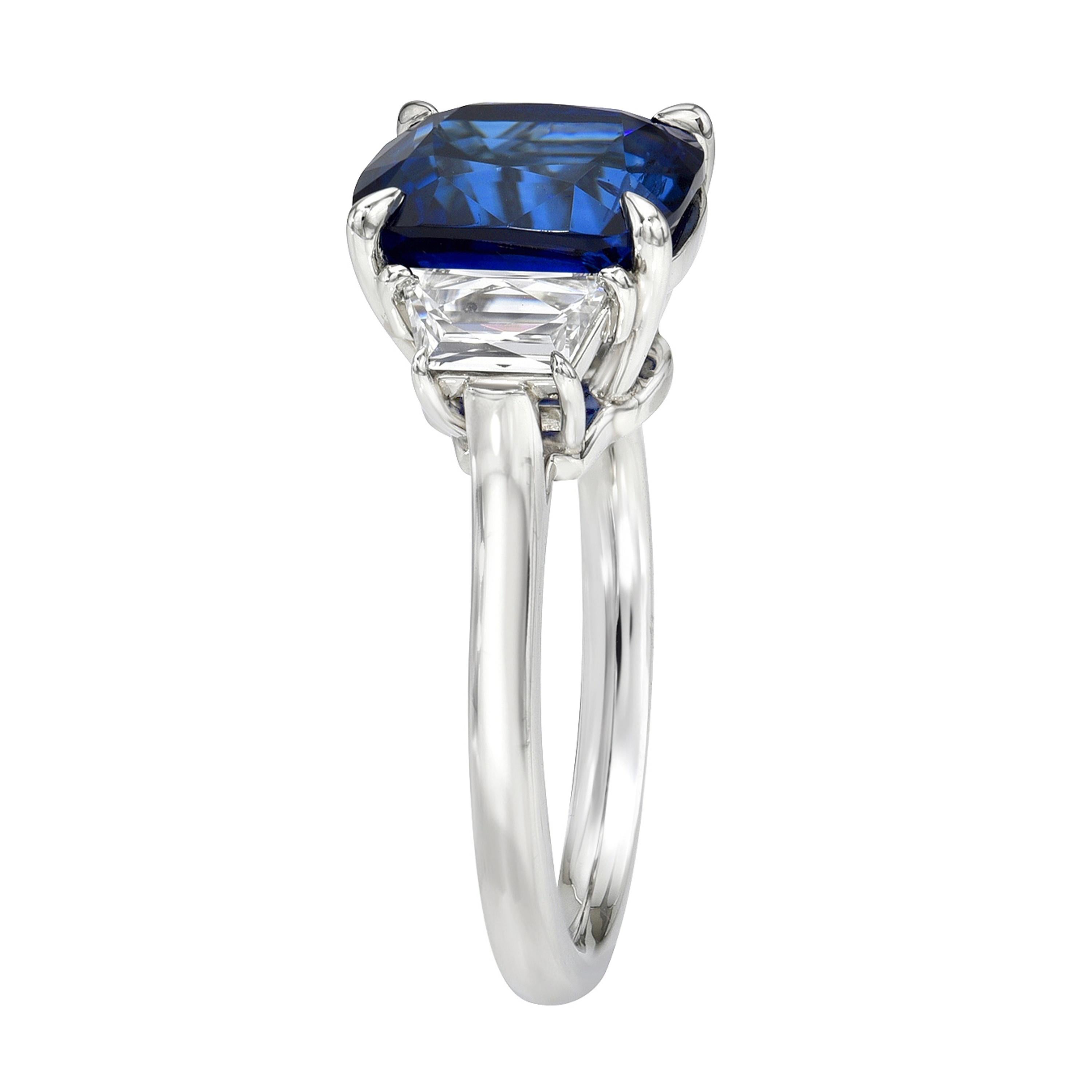 Bague de fiançailles en platine avec saphir bleu royal et diamants trapézoïdaux français - Merkaba en vente 2