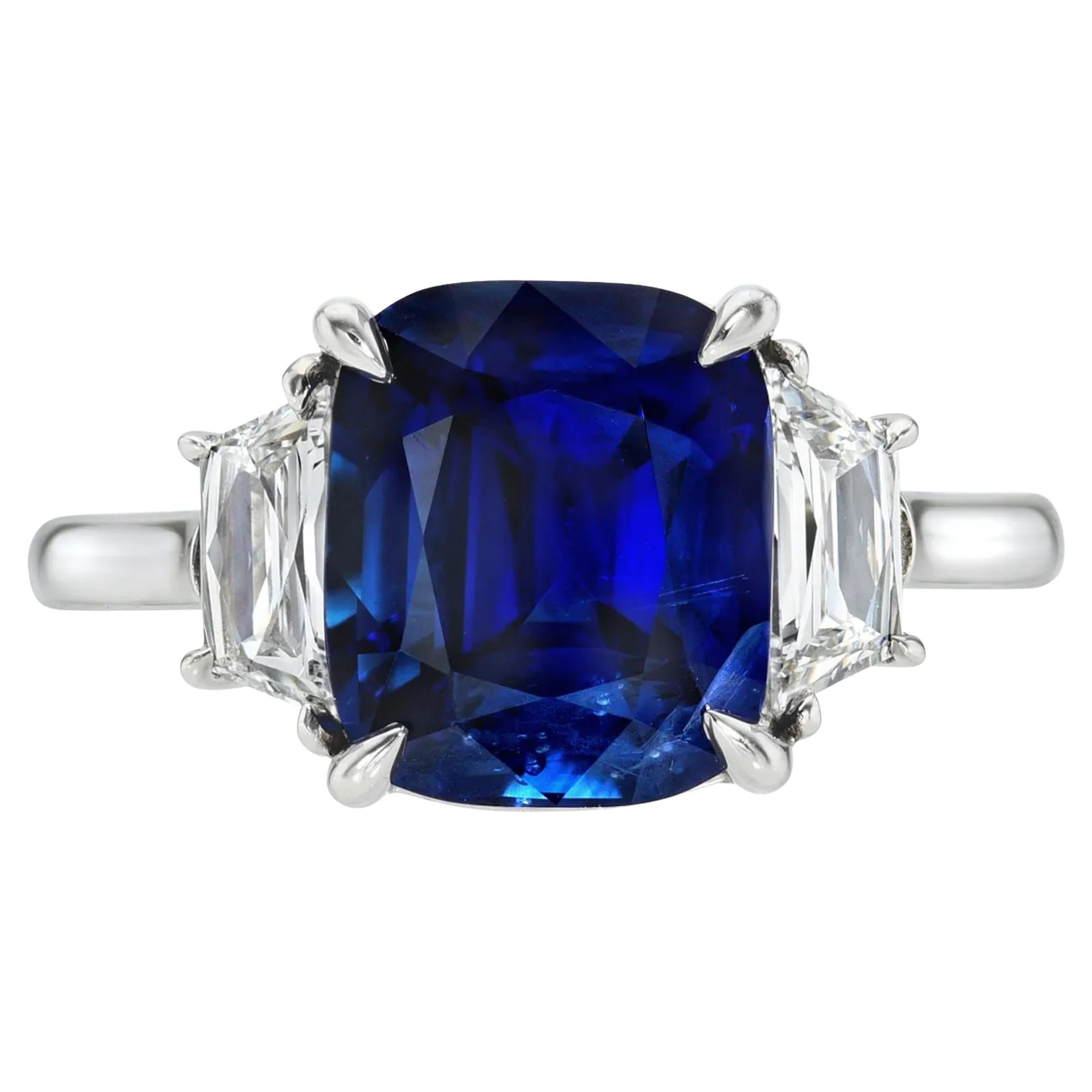 Anello di fidanzamento in platino con zaffiro blu reale e diamanti trapezoidali - Merkaba
