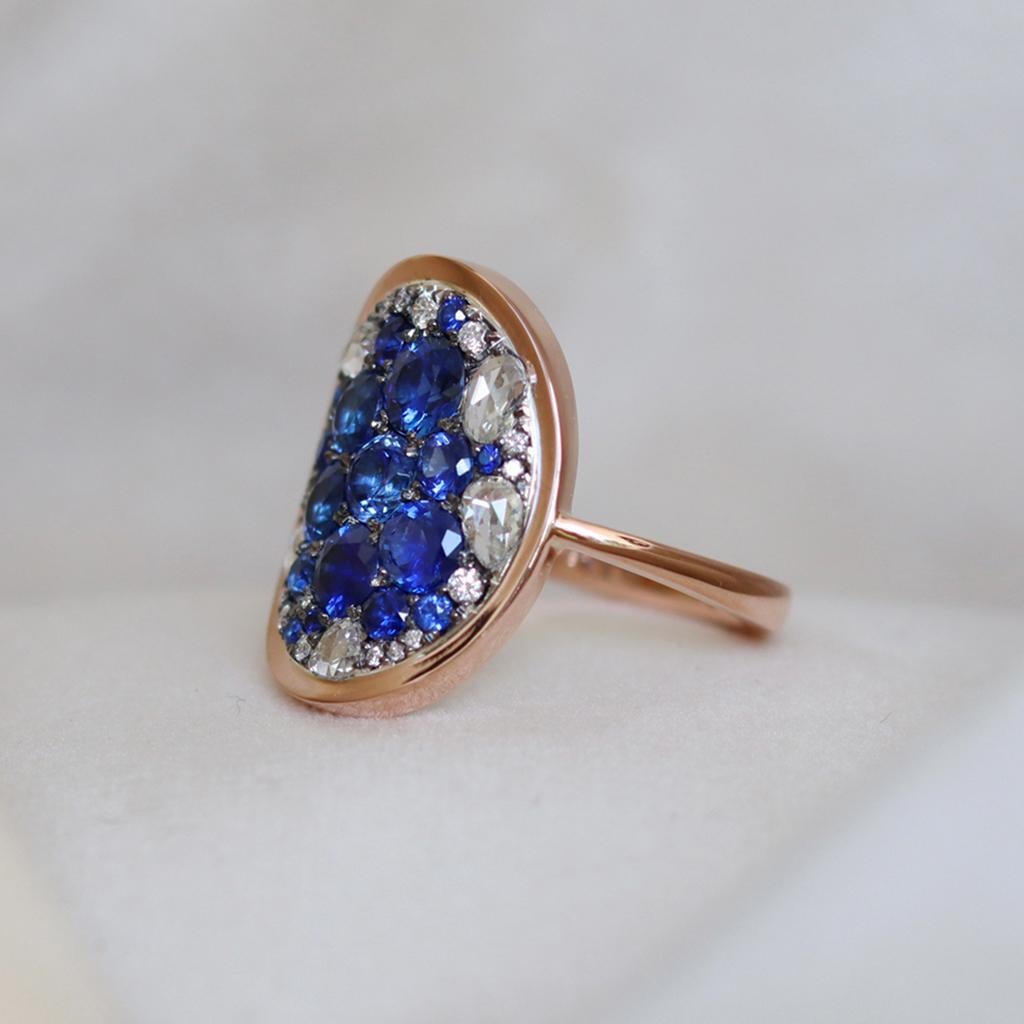 Royal Blue Sapphire, Rose-Cut & Briljant-Cut Diamond Pave Mosaic Ring In New Condition In Antwerp, BE
