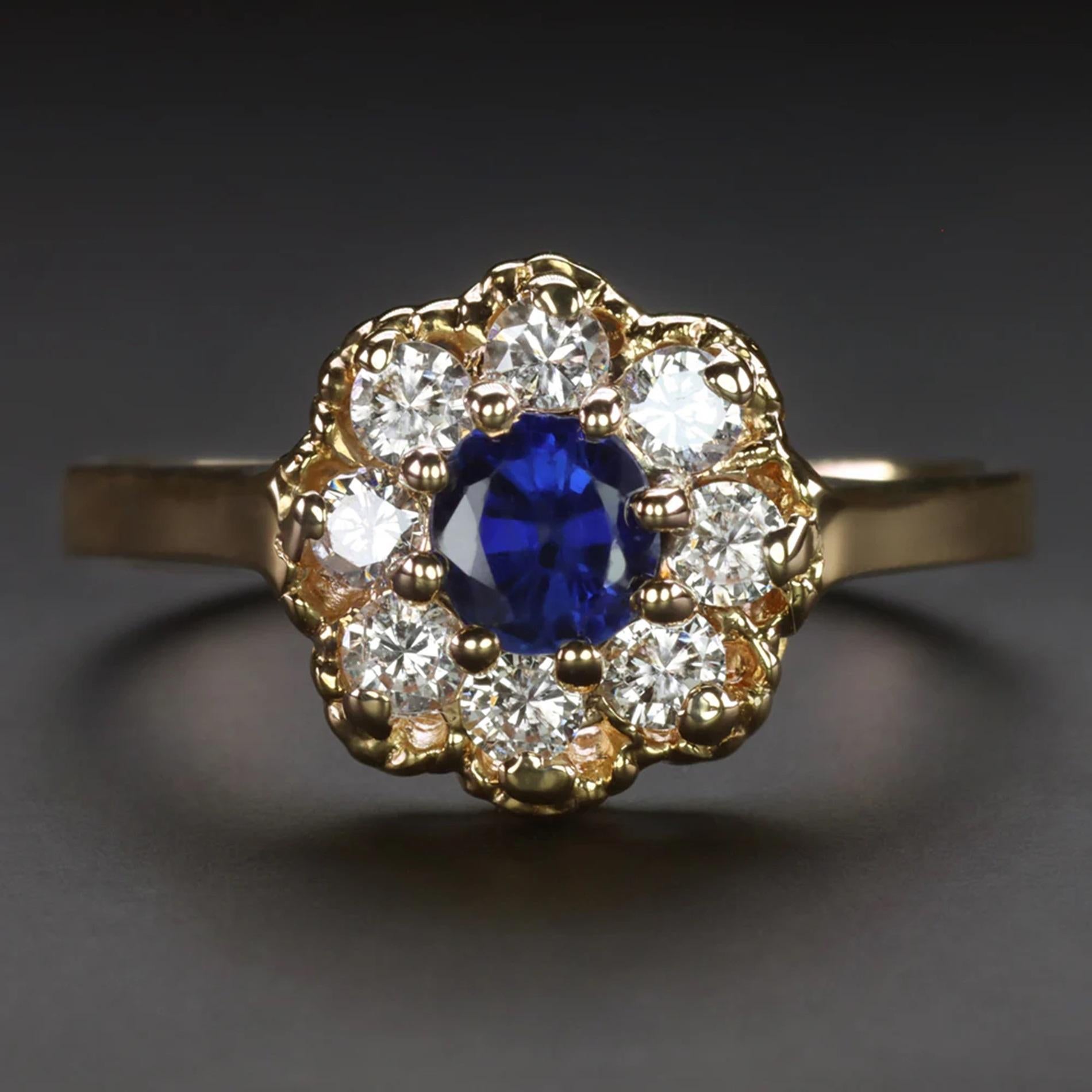 Ein bezaubernder Saphir- und Diamantring mit einem zeitlosen Design, das die Zeit überdauert hat. Mit einem üppigen blauen Saphir, der von einem beträchtlichen Diamantenhalo umgeben ist.

Zu den hervorgehobenen Merkmalen gehören:

Ein natürlicher